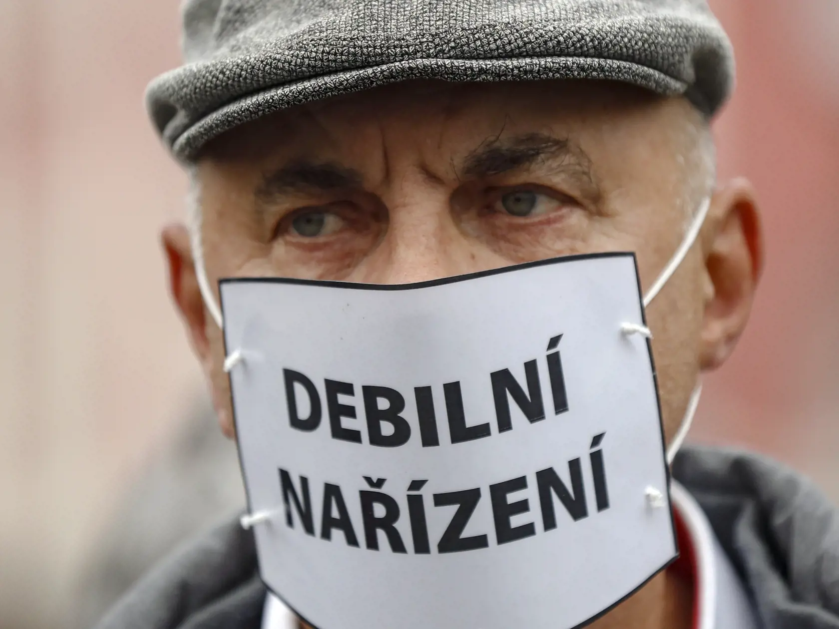 KK25 Praha - Muž počas protestu proti koronavírusovým opatreniam 28. októbra 2020 v Prahe. V Česku sa počet nakazených koronavírusom zvýšil za utorok o 15.663. Počet nových infikovaných sa tak po štyroch dňoch vrátil nad 15.000. Prípady nákazy sa napriek prísnym opatreniam nedarí výrazne znižovať. Denne zomrie okolo 100 ľudí s koronavírusom. FOTO TASR/AP
A man wears a paper that reads "Stupid People" instead of a mask as demonstrators gather to protest the COVID-19 preventive measures downtown P