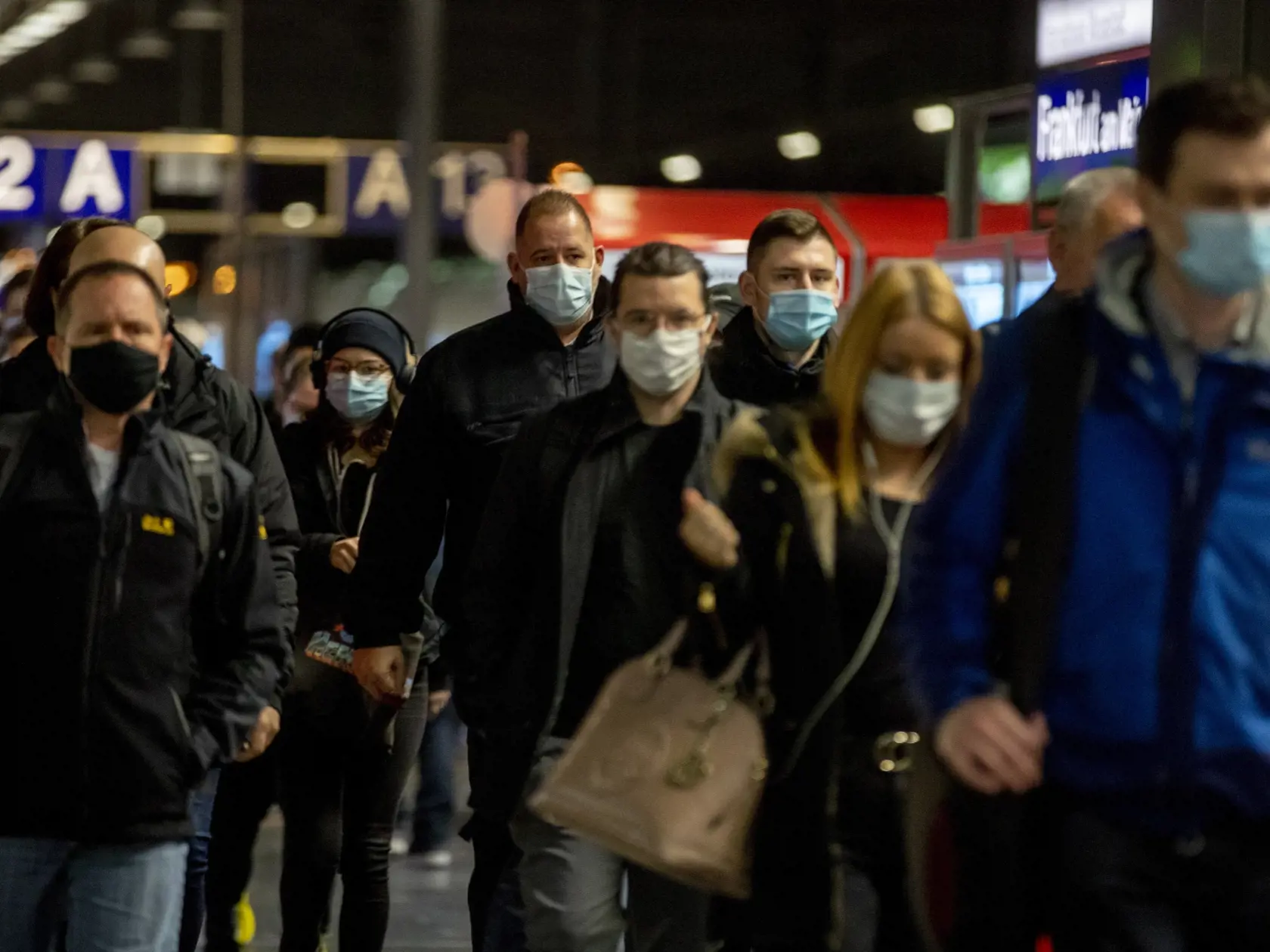 JB 15 Frankfurt - Cestujúci s ochrannými rúškami na zabránenie šíreniu nového koronavírusu prichádzajú na hlavnú železničnú stanicu vo Frankfurte nad Mohanom 27. októbra 2020. FOTO TASR/AP

Commuters, wearing face masks to help curb the spread of the coronavirus, arrive in the main train station in Frankfurt, Germany, Tuesday, Oct. 27, 2020. (AP Photo/Michael Probst)