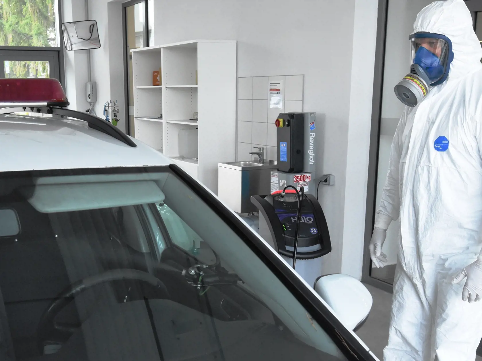 V súvislosti s pandemickou situáciou a možným ohrozením príslušníkov policajných a hasičských jednotiek pri výkone služby vykonávajú  Automobilové opravovne MV SR v šiestich prevádzkach na Slovensku dezinfekciu služobných motorových vozidiel. O dezinfekciu hasičských staníc a hasičských vozidiel v prípade potreby  sa starajú príslušníci HaZZ SR z protiplynovej služby v jednotlivých okresoch po celom Slovensku. Na snímke dezinfekcia vozidiel pracovníkmi Automobilových opravovní MV SR v Bratislave