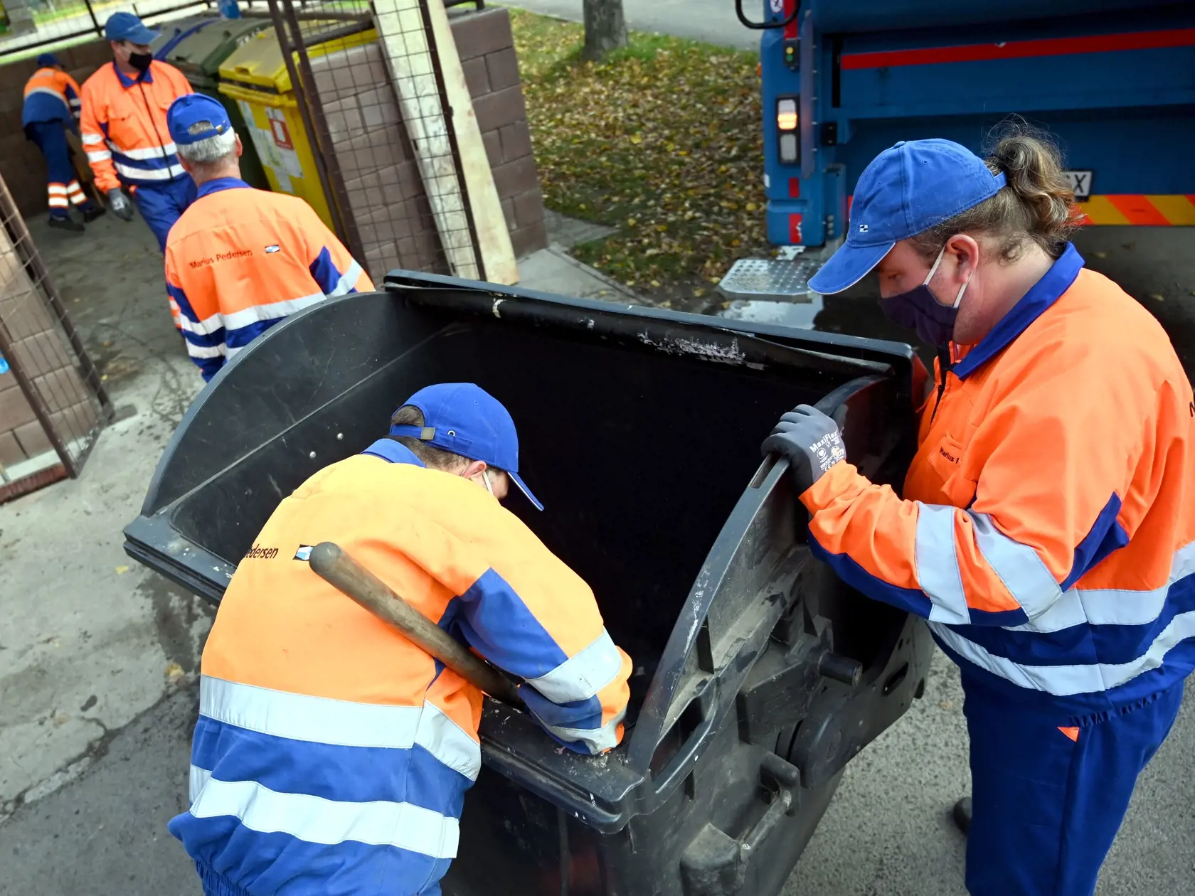Na snímke dezinfekcia a čistenie kontajnerov špeciálnym automobilom vo Vranove nad Topľou 27. októbra 2020. FOTO TASR - Roman Hanc