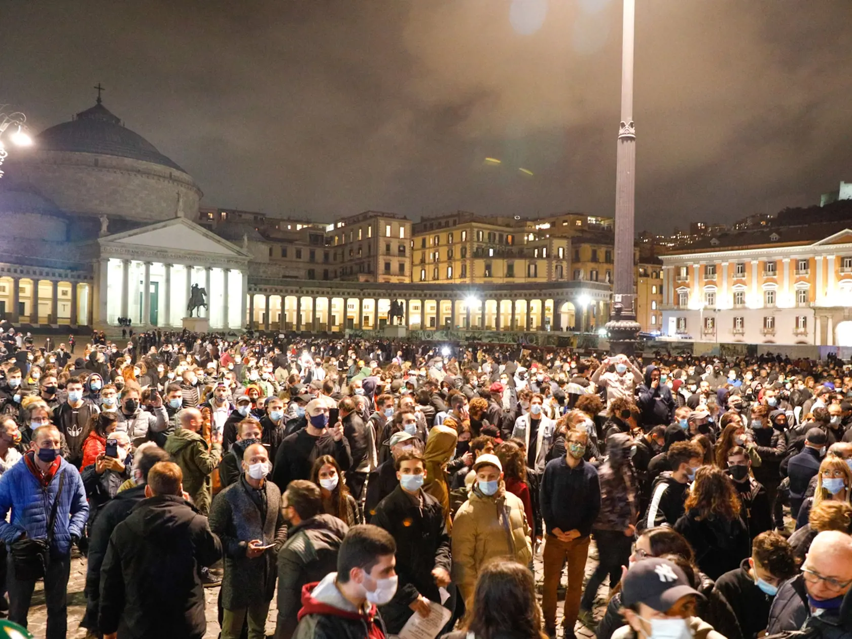 KK20 Neapol - Na snímke ľudia počas protestu proti novým obmedzeniam zavedeným v súvislosti s koronavírusovou pandémiou 26. októbra 2020 v Neapole.  Stovky ľudí protestovali v pondelok vo viacerých talianskych mestách proti novým obmedzeniam zavedeným v súvislosti s koronavírusovou pandémiou. Prinajmenšom v Turíne a Miláne došlo aj k násilnostiam. FOTO TASR/AP
People protest the government restriction measures to curb the spread of COVID-19 in Naples, Italy, Monday, Oct. 26, 2020. For at least t