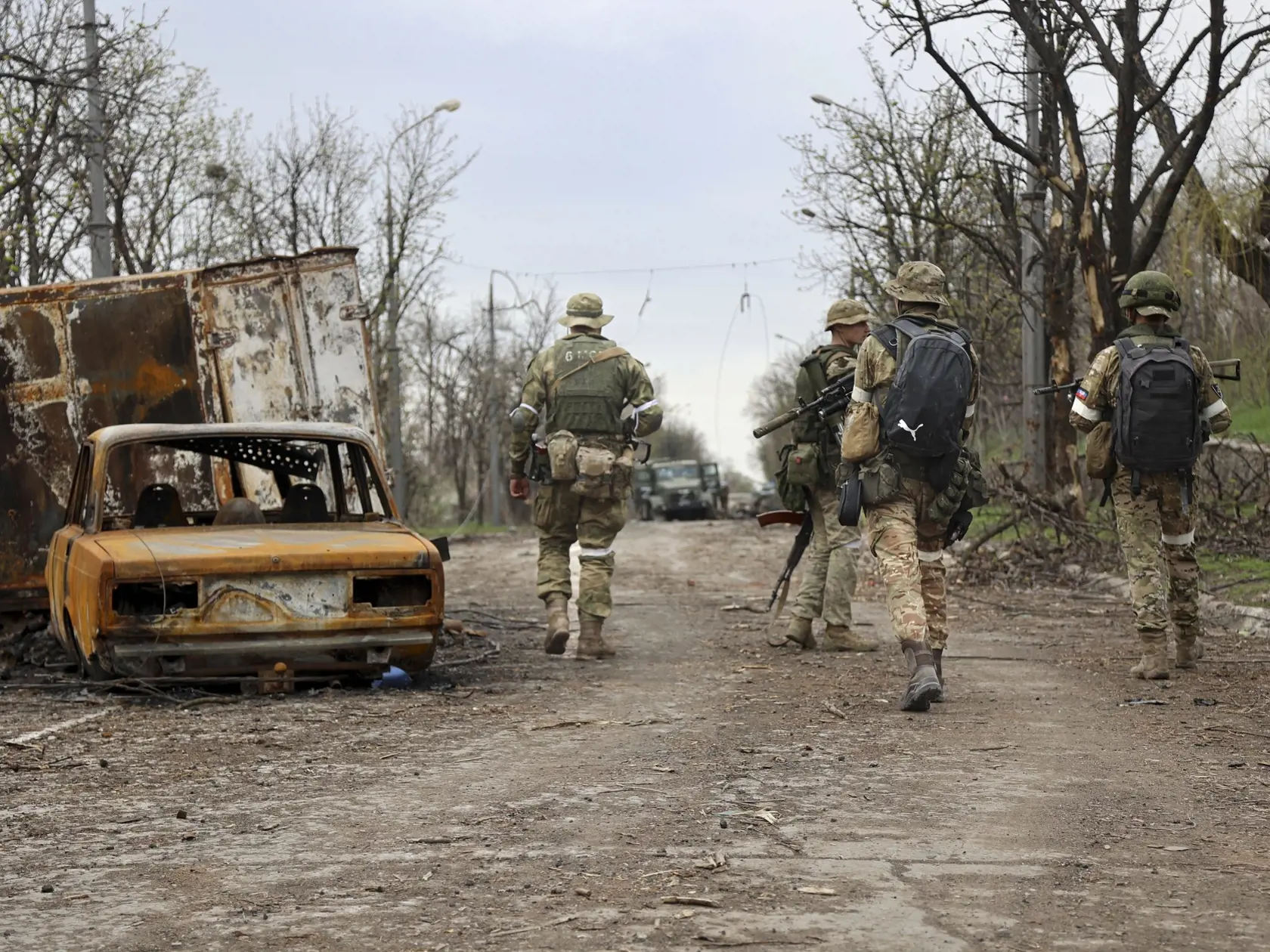 WA 15 Mariupol - Príslušníci domobrany Doneckej ľudovej republiky kráčajú okolo vrakov áut počas bojov medzi ukrajinskou a ruskou armádou v obliehanom meste Mariupol počas 55. dňa ruskej invázie na Ukrajinu v utorok 19. apríla 2022. FOTO TASR/AP


Servicemen of Donetsk People's Republic militia walk past damaged vehicles during a heavy fighting in an area controlled by Russian-backed separatist forces in Mariupol, Ukraine, Tuesday, April 19, 2022. Taking Mariupol would deprive Ukraine of a vital