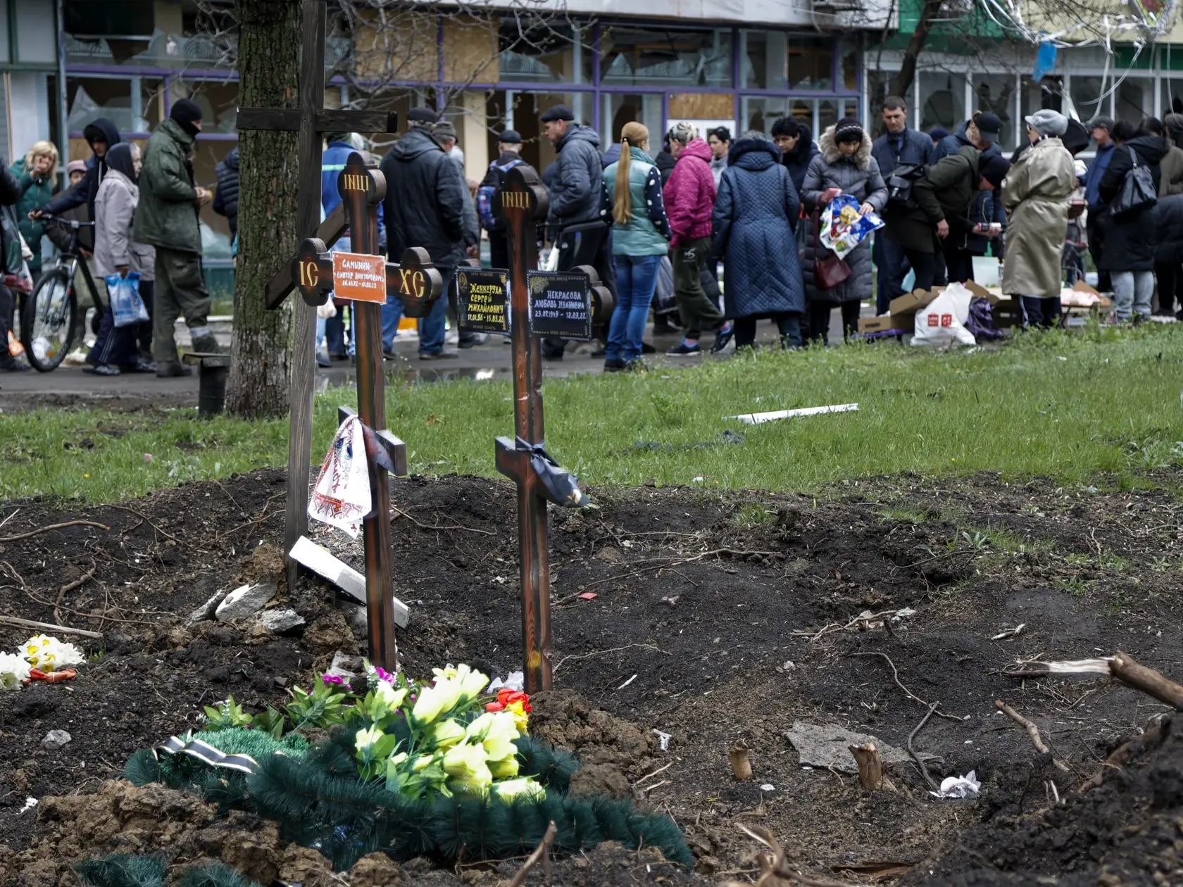EBE 27 Mariupol - Ukrajina v sobotu napoludnie podnikne nový pokus o evakuáciu civilistov z obliehaného prístavného mesta Mariupol. Na snímke miestni obyvatelia sa zhromažďujú na provizórnom pouličnom trhu pri dvoch nových hroboch v popredí v Mariupole na Ukrajine 22. apríla 2022. FOTO TASR/AP


Local residents gather at a makeshift street market next two fresh graves in the foreground in an area controlled by Russian-backed separatist forces in Mariupol, Ukraine, Friday, April 22, 2022. (AP Pho