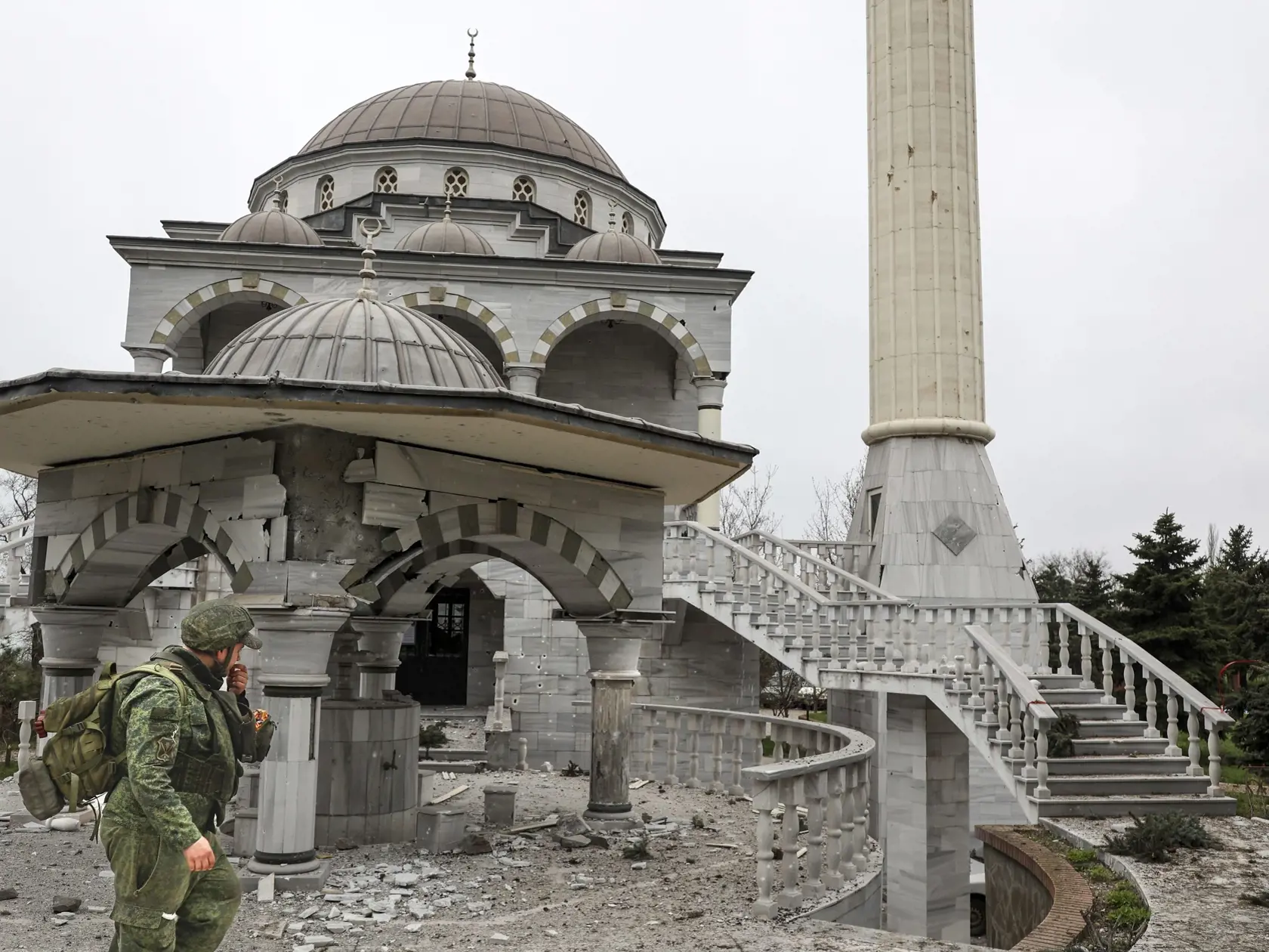 WA 14 Mariupol - Príslušník domobrany Doneckej ľudovej republiky kráča okolo zničenej mešity počas bojov medzi ukrajinskou a ruskou armádou v obliehanom meste Mariupol počas 55. dňa ruskej invázie na Ukrajinu v utorok 19. apríla 2022. FOTO TASR/AP


A serviceman of Donetsk People's Republic militia walks past damaged during a heavy fighting mosque in an area controlled by Russian-backed separatist forces in Mariupol, Ukraine, Tuesday, April 19, 2022. Taking Mariupol would deprive Ukraine of a vi