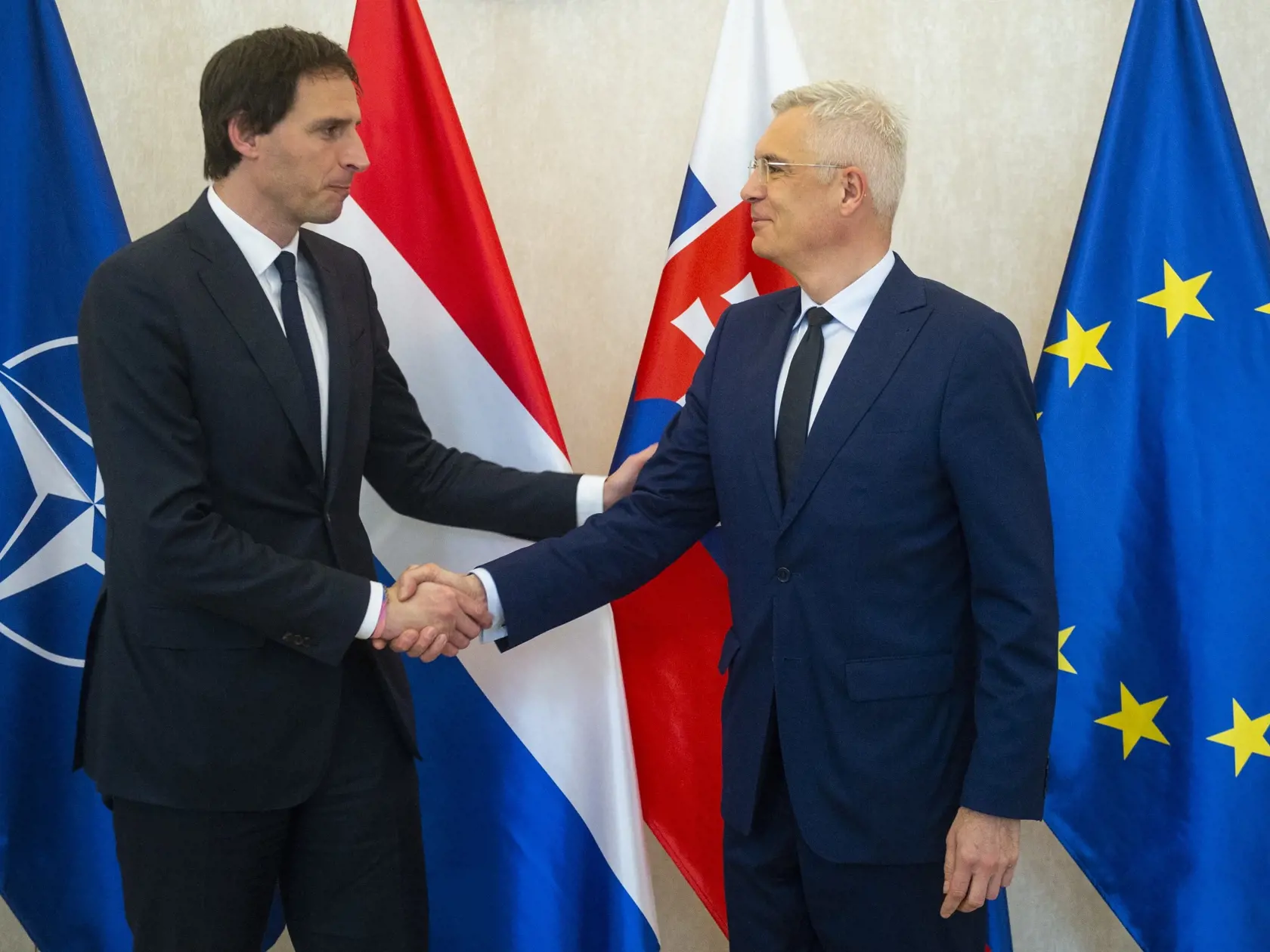 Na snímke zľava holandský minister zahraničných vecí Wopke Hoekstra a minister zahraničných vecí a európskych záležitostí SR Ivan Korčok (nominant SaS) počas prijatia v rezorte 30. marca 2022 v Bratislave. FOTO TASR - Jakub Kotian