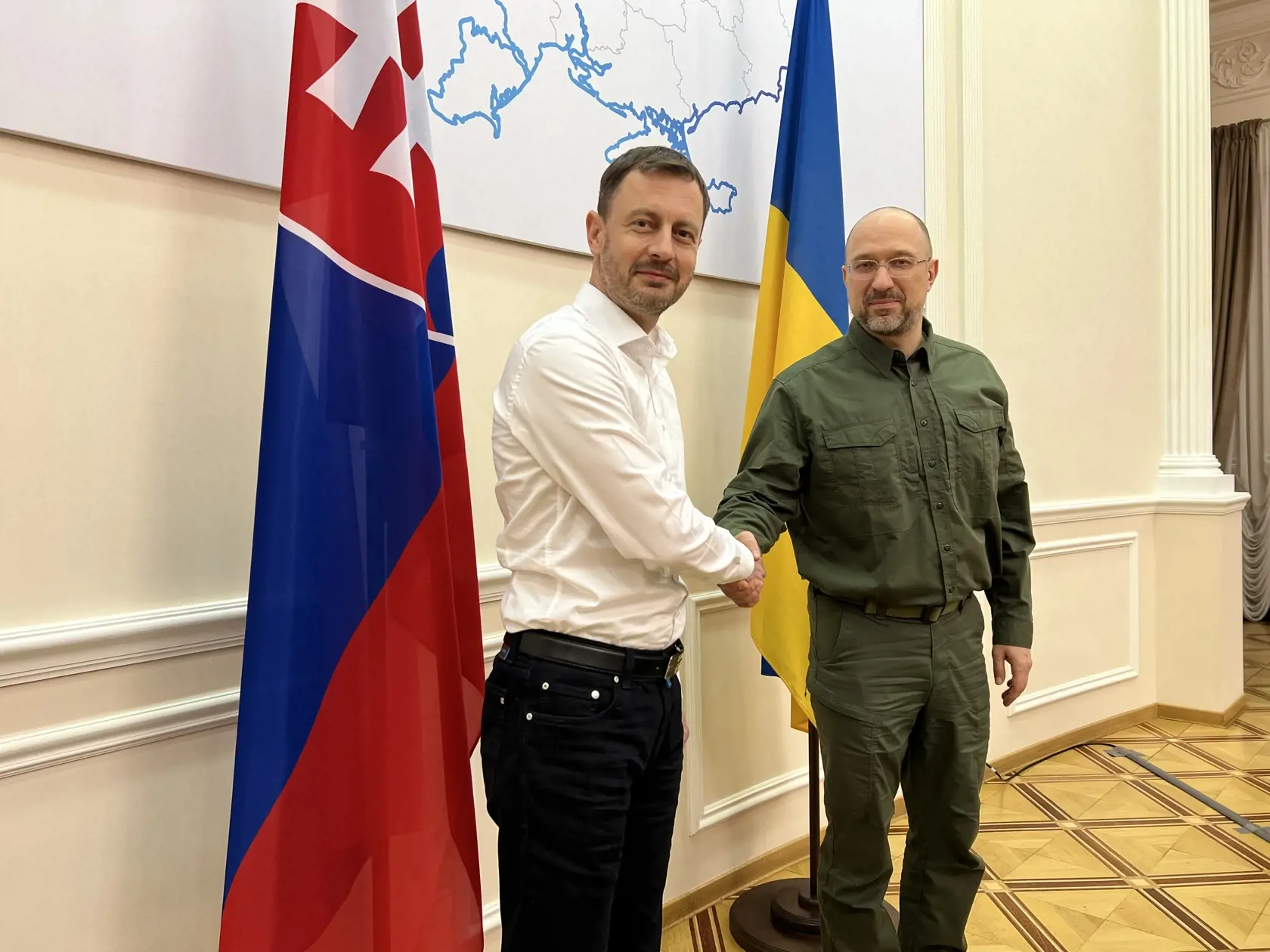 Na snímke predseda vlády SR Eduard Heger (vľavo) si podáva ruku s ukrajinským premiérom Denysom Šmyhalom počas ich stretnutia v Kyjeve 8. apríla 2022. FOTO TASR - Úrad vlády SR  