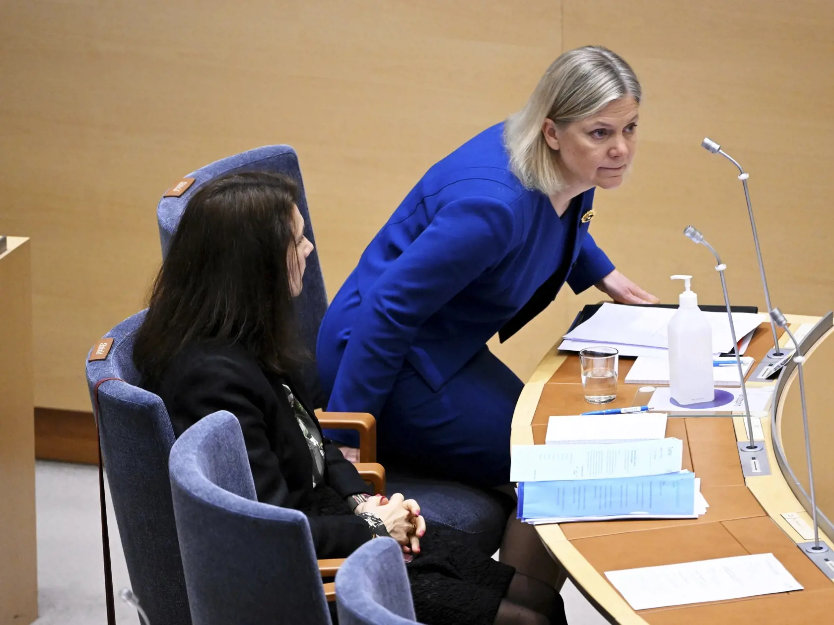 JB 36 Stockholm - Švédska premiérka Magdalena Anderssonová (vpravo) a švédska ministerka zahraničných vecí Ann Lindeová počas debaty v parlamente v Stockholme 16. mája 2022. Poslanci švédskeho parlamentu budú diskutovať o rozhodnutí vlády podať žiadosť o členstvo v NATO. FOTO TASR/AP

Foreign Minister Ann Linde, left, and Prime Minister Magdalena Andersson attend the parliamentary debate on the Swedish application for NATO membership, in Stockholm, Monday, May 16, 2022. Sweden's lawmakers debate