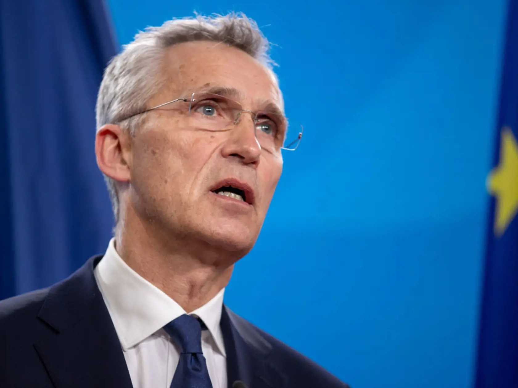 Šéf NATO Jens Stoltenberg sa vyjadril, že obe severské krajiny by "bral všetkými desiatimi".