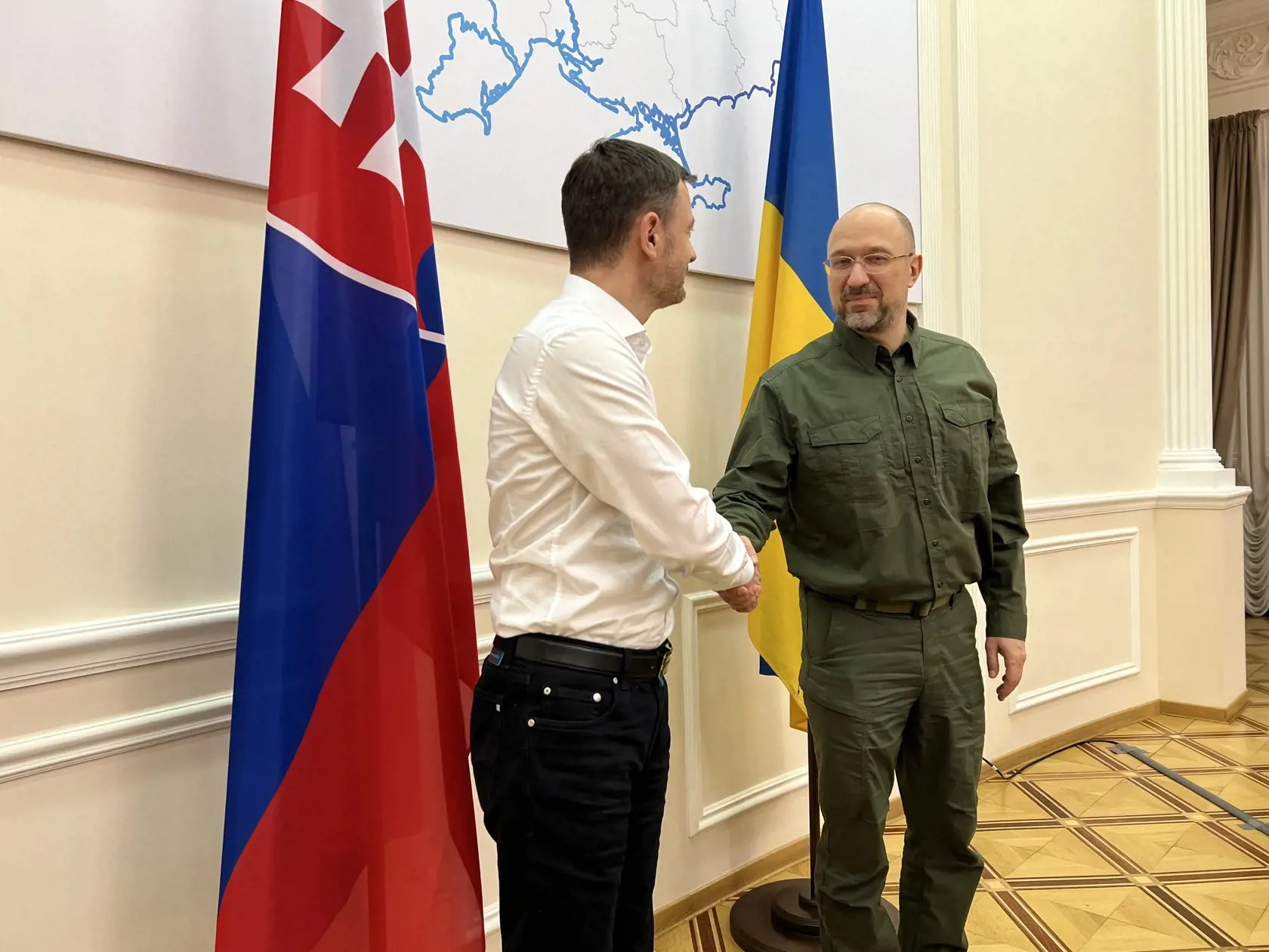 Na snímke predseda vlády SR Eduard Heger (vľavo) si podáva ruku s ukrajinským premiérom Denysom Šmyhalom počas ich stretnutia v Kyjeve 8. apríla 2022. FOTO TASR - Úrad vlády SR  