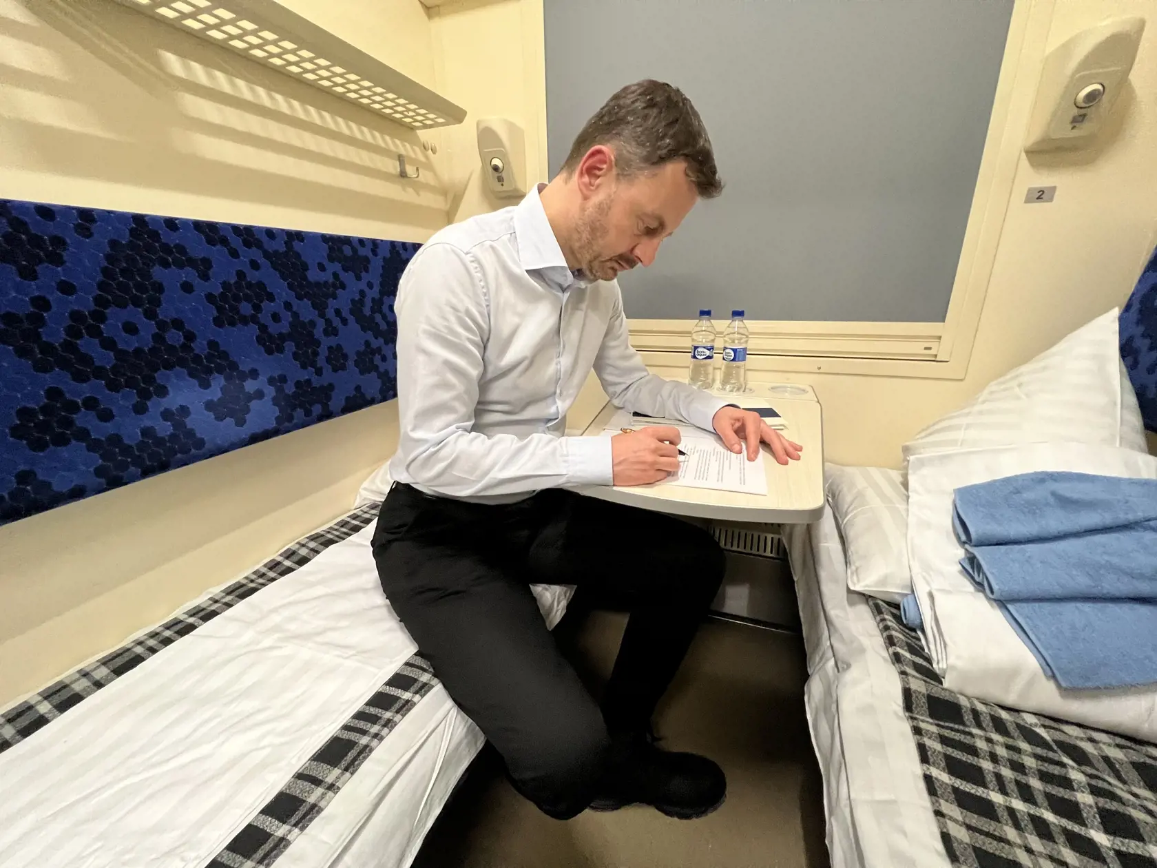 Slovenský premiér Eduard Heger sa počas cesty vlakom pripravuje na stretnutie s ukrajinským prezidentom Volodymyrom Zelenským a predsedom vlády Denysom Šmyhalom, ktoré sa uskutoční v Kyjeve v piatok 8. apríla 2022. Delegácia na čele s predsedníčkou Európskej komisie (EK) Ursulou von der Leyenovou, slovenským premiérom, šéfom diplomacie EÚ Josepom Borrellom a viacerými europoslancami vyrazila v noci zo štvrtka na piatok vlakom z mesta Przemyśl na juhovýchode Poľska smerom do ukrajinskej metropoly