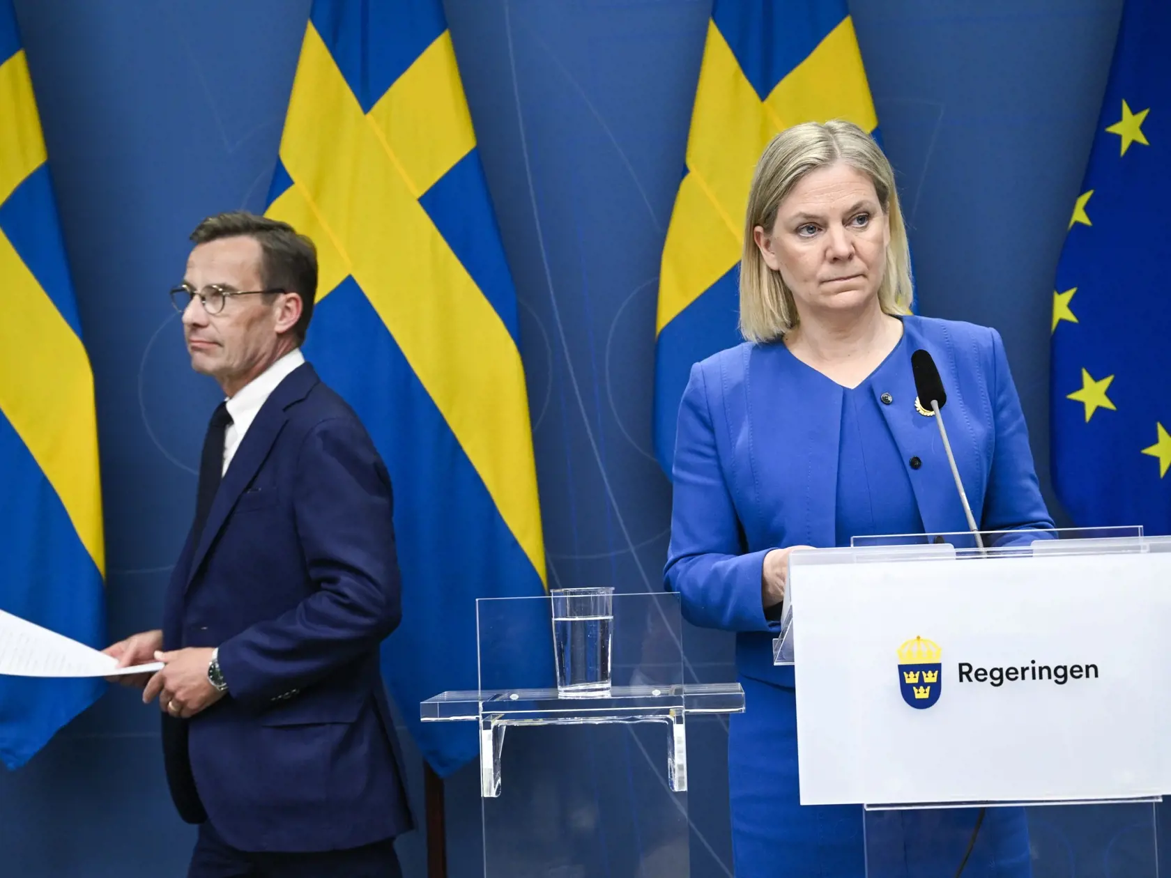 JB 51 Stockholm - Švédska premiérka Magdalena Anderssonová (vpravo) a líder strany Moderate Ulf Kristersson počas tlačovej konferencie po zasadnutí parlamentu v Stockholme 16. mája 2022. Švédsko oficiálne požiada o vstup do NATO, oznámila v pondelok švédska premiérka Magdalena Anderssonová. TASR o tom informuje na základe správy agentúry AFP. FOTO TASR/AP

Sweden's Prime Minister Magdalena Andersson, right, and the Moderate Party's leader Ulf Kristersson give a news conference in Stockholm, Swed