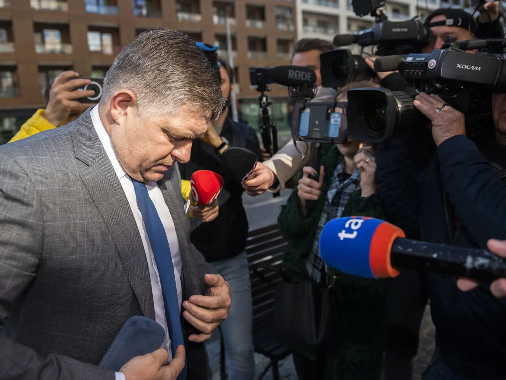 Obvinený expremiér a líder Smeru-SD Robert Fico prichádza vypovedať na Prezídium PZ 26. apríla 2022 v Bratislave. FOTO TASR - Jaroslav Novák
