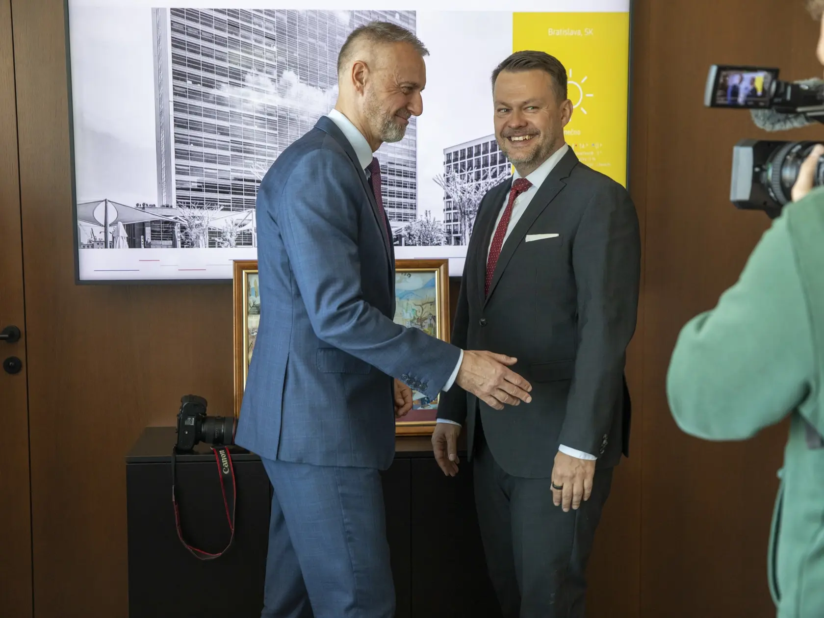Na snimke je príchod nového ministra investícií, regionálneho rozvoja a informatizácie, MIRRI, Samuela Migaľa.
Úrad odovzdáva Richard Raši.