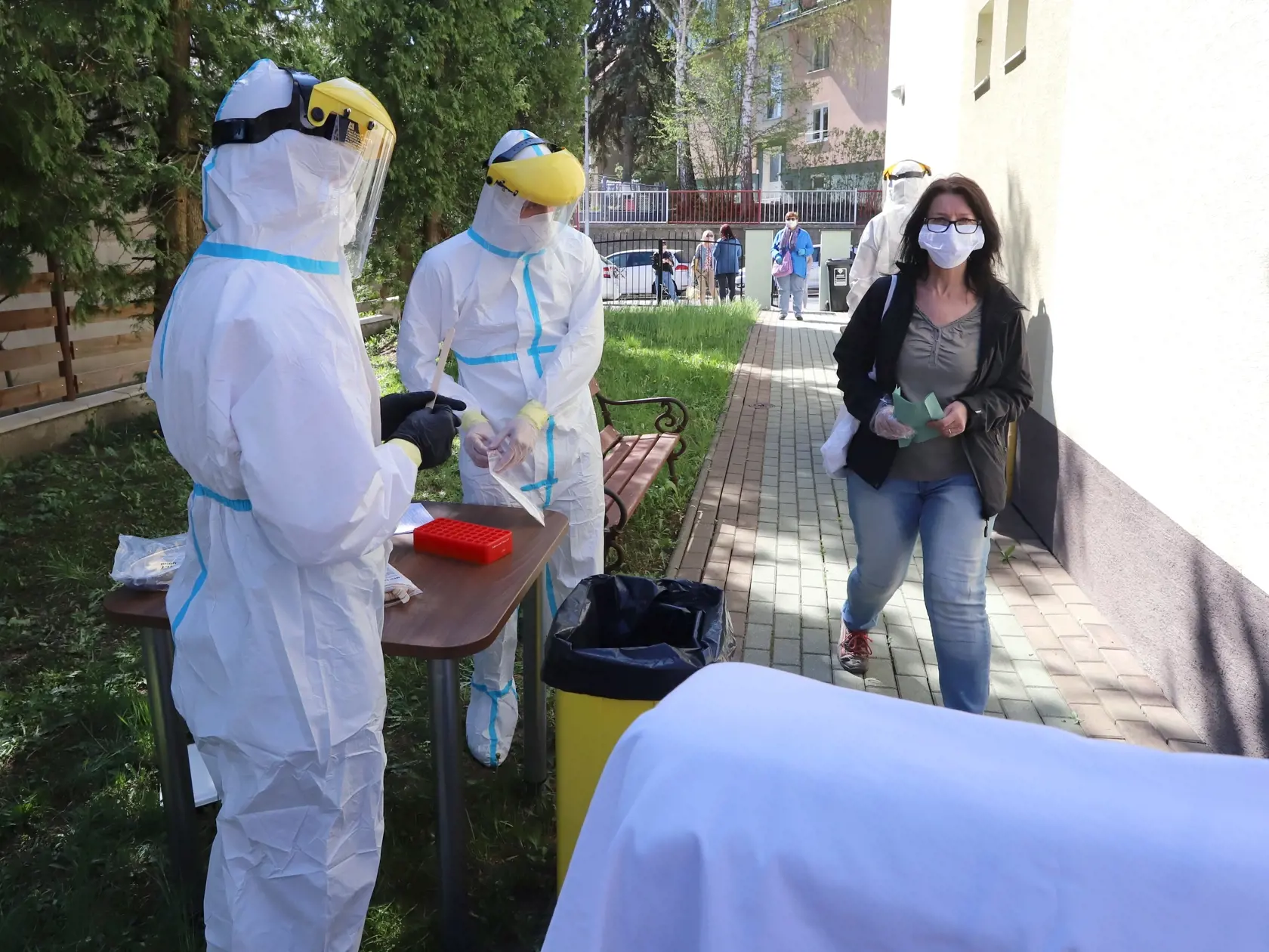 Mesto Banská Bystrica začala s testovaním všetkých zamestnancov zariadení sociálnych služieb v zriaďovateľskej pôsobnosti mesta Banská Bystrica, vrátane terénnych pracovníkov a opatrovateliek. Dohodol sa na tom primátor Ján Nosko so spoločnosťou MEDIREX, ktorá zabezpečí testovanie na koronavírus COVID-19 bezplatne prostredníctvom mobilných odberových zariadení na troch miestach. Na snímke testovanie zamestnancov zariadení sociálnych služieb na Uhlisku v Banskej Bystrici 23. apríla 2020. FOTO TAS