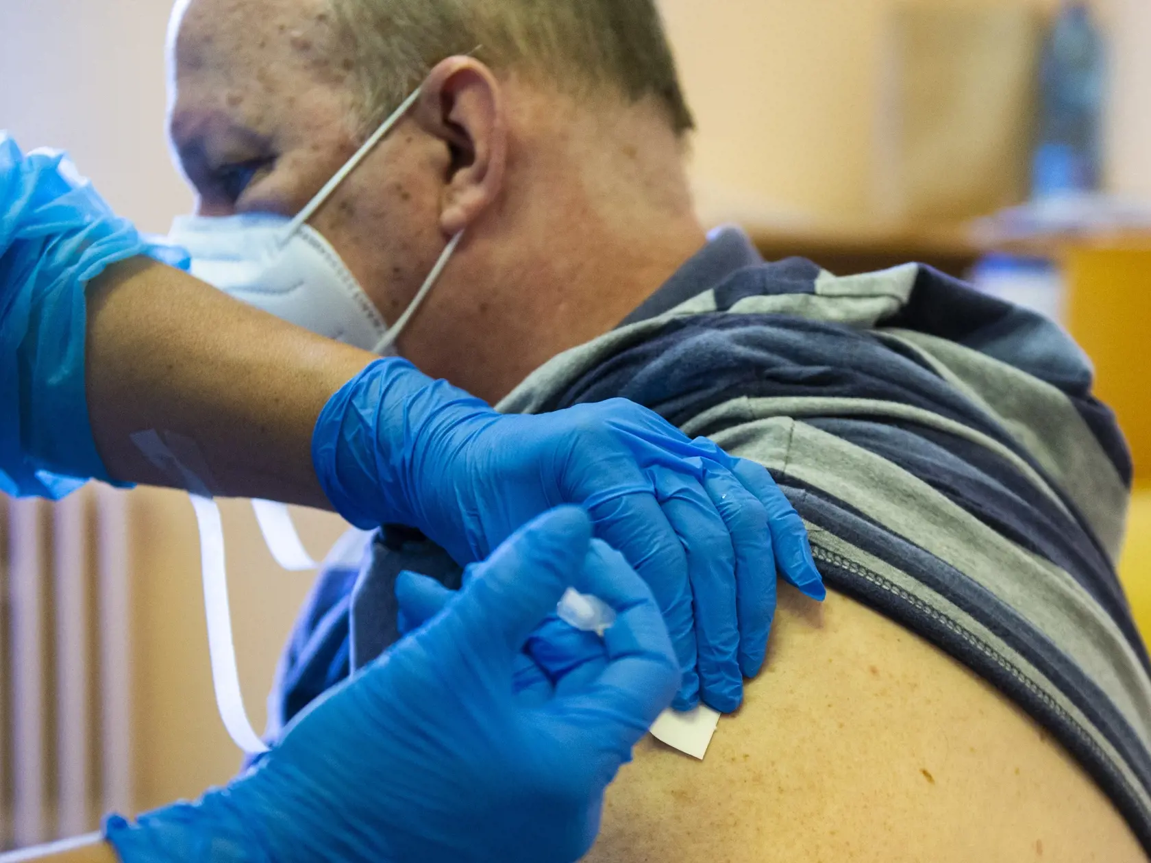 Na snímke muž počas očkovania ruskou vakcínou Sputnik V proti ochoreniu Covid-19 na Poliklinike cudzokrajných chorôb v Bratislave 7. júna 2021. FOTO TASR - Jakub Kotian 