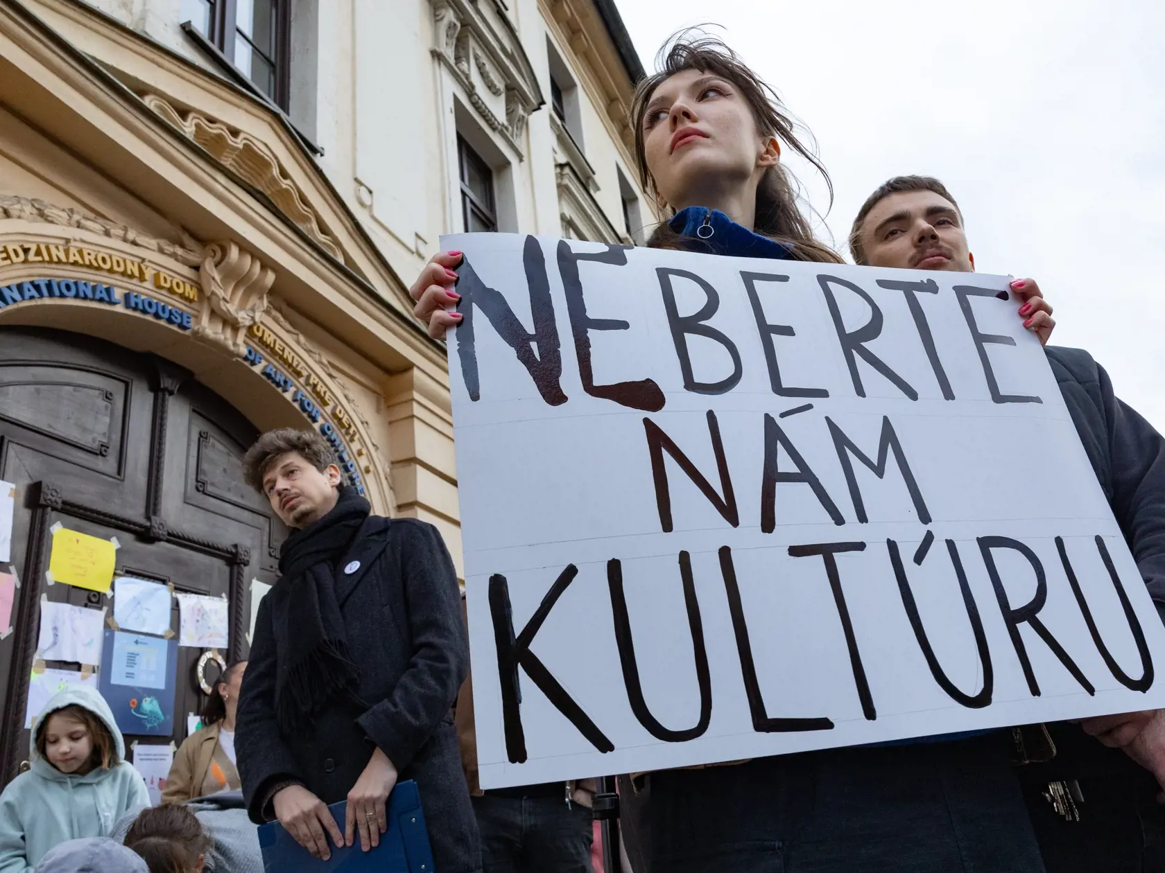 Neberte nám Bibianu! Iniciatíva Otvorená kultúra organizovala protest proti odvolaniu riaditeľky BIBIANY – Medzinárodného domu umenia pre deti v Bratislave – Zuzany Liptákovej. Ministerka kultúry Martina Šimkovičová a na jej miesto vymenovala bez výberového konania svoju známu Petru Flach.