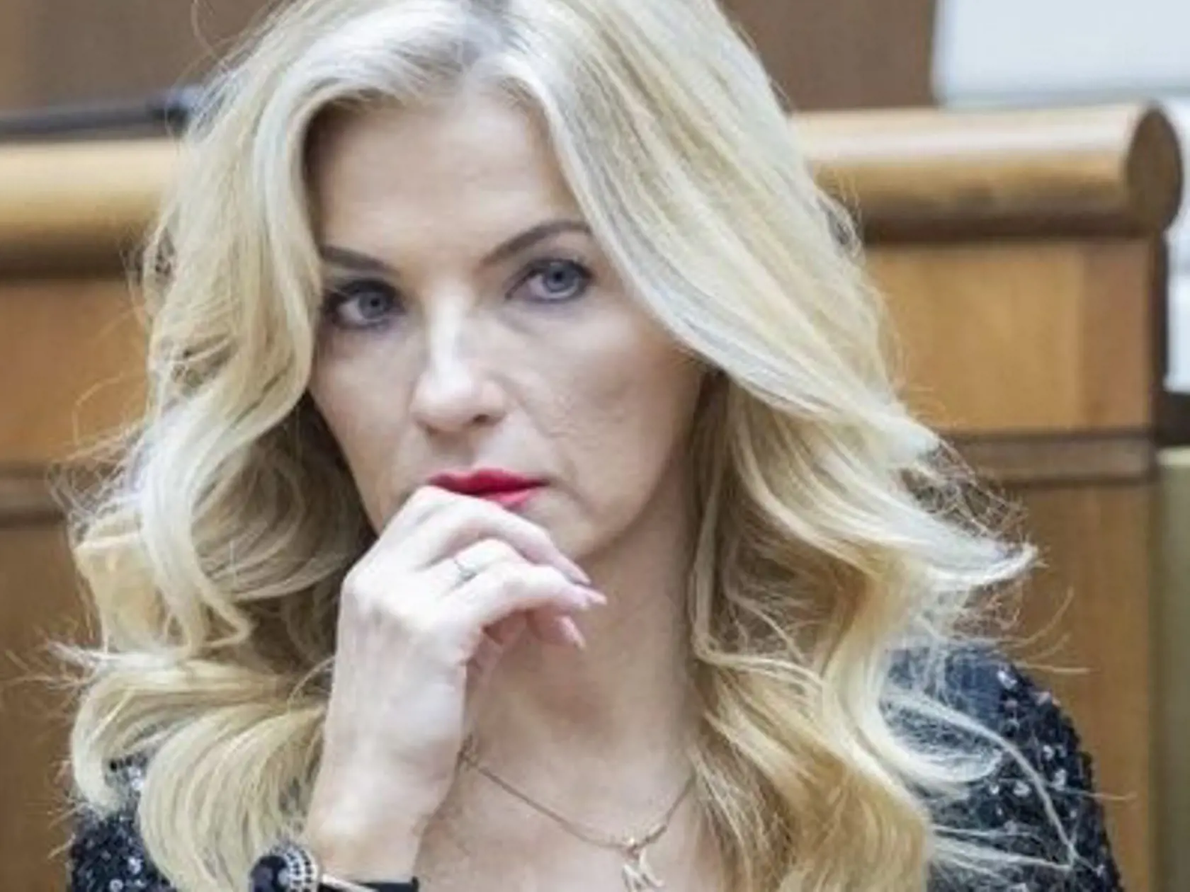 Po ohlásení požiaru na ministerstve kultúry na miesto dorazilo niekoľko požiarných áut, no zbytočne. Na zábere ministerka Martina Šimkovičová.