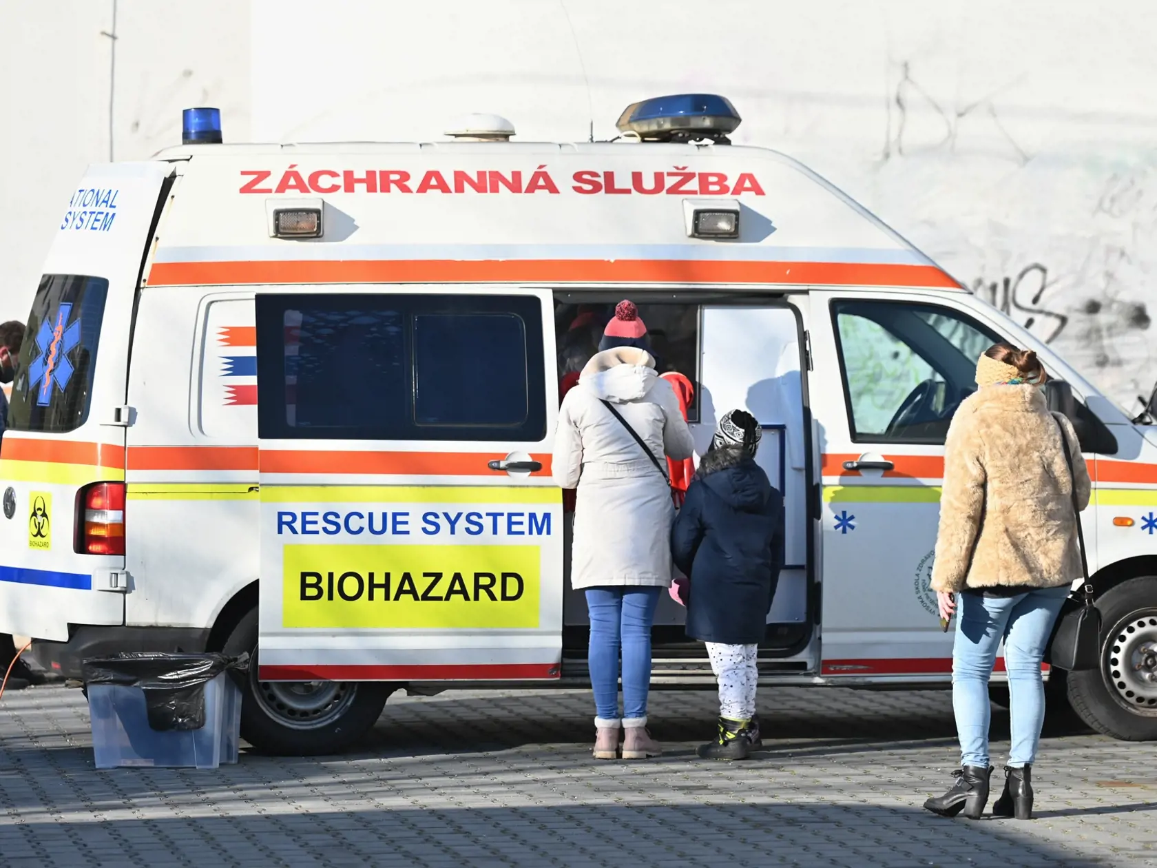 Prostredníctvom LAMP testov sa zvýšili testovacie kapacity na ochorenie COVID-19. Snímka z testovania LAMP testami na Starohájskej ulici za budovou Trnavského samosprávneho kraja v Trnave vo štvrtok 10. februára 2022. FOTO TASR - Lukáš Grinaj