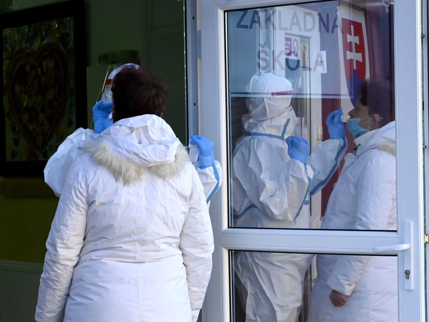 Na Slovensku sa začalo štvrté dobrovoľné kolo testovania na ochorenie Covid-19. Uskutoční sa v dňoch 21. až 22. novembra od 8.00 do 20.00 v takmer 500 mestách a obciach, v ktorých v rámci posledného testovania bol podiel pozitívnych testov viac ako 1 percento. Na snímke testovanie antigénovými testami v obci Markovce v okrese Michalovce 21. novembra 2020. FOTO TASR – Roman Hanc