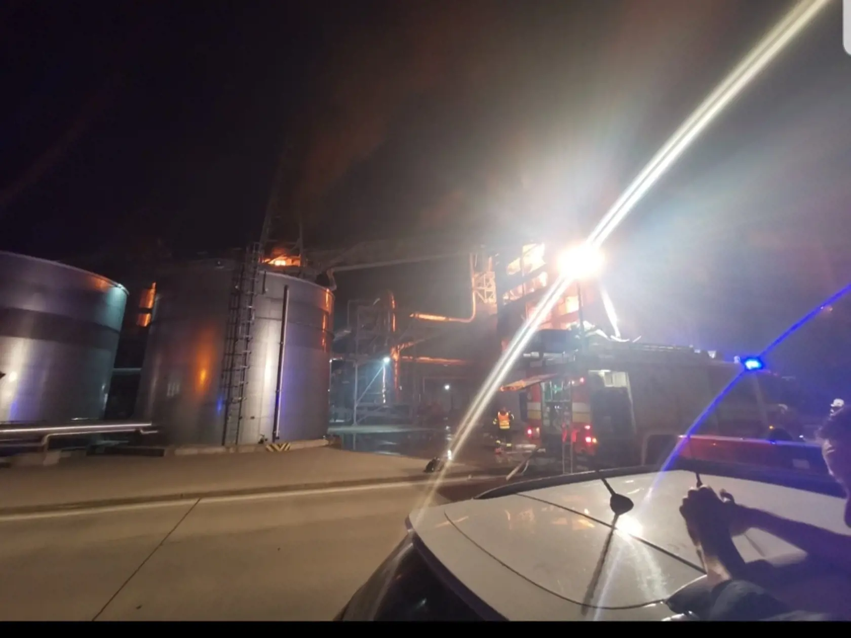 Polícia a záchranné zložky zasahujú pri explózii, ku ktorej došlo krátko po 21.00 h v priestoroch výrobnej haly na Priemyselnej ulici v Malackách.