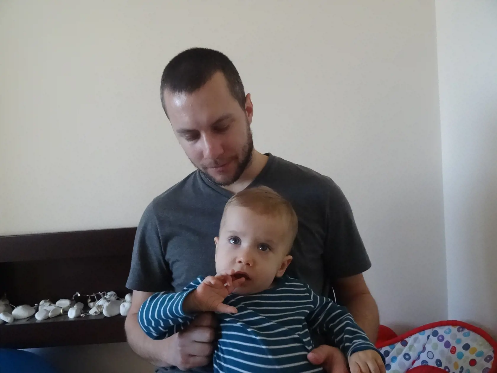 Otec s milovaným synčekom. Marek si želá len jedno, aby sa jeho syn postavil na nožičky a začal chodiť. Liek z Ameriky by túto jeho túžbu splnil.