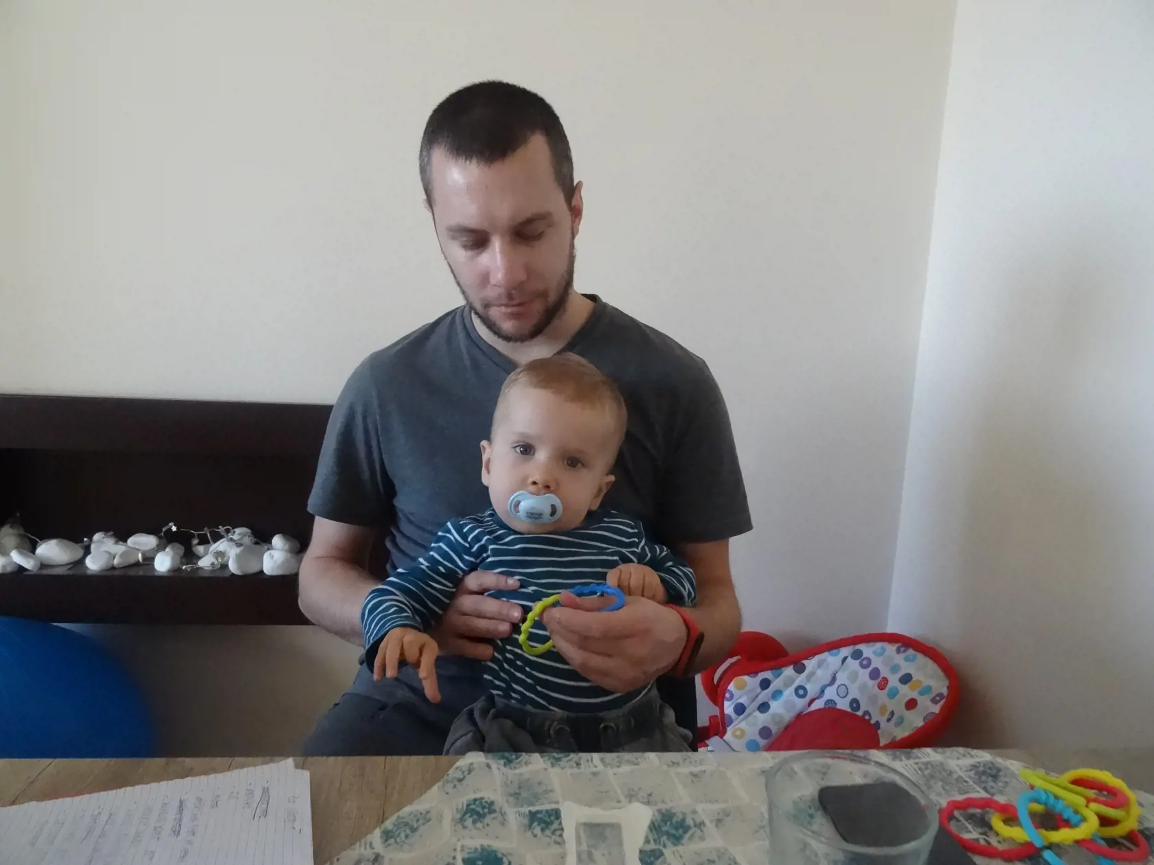 Otec s milovaným synčekom. Marek si želá len jedno, aby sa jeho syn postavil na nožičky a začal chodiť. Liek z Ameriky by túto jeho túžbu splnil.