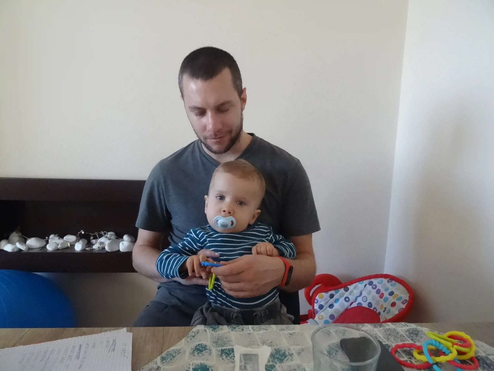 Otec s milovaným synčekom. Marek si želá len jedno, aby sa jeho syn postavil na nožičky a začal chodiť. Liek z Ameriky by túto jeho túžbu splnil.
