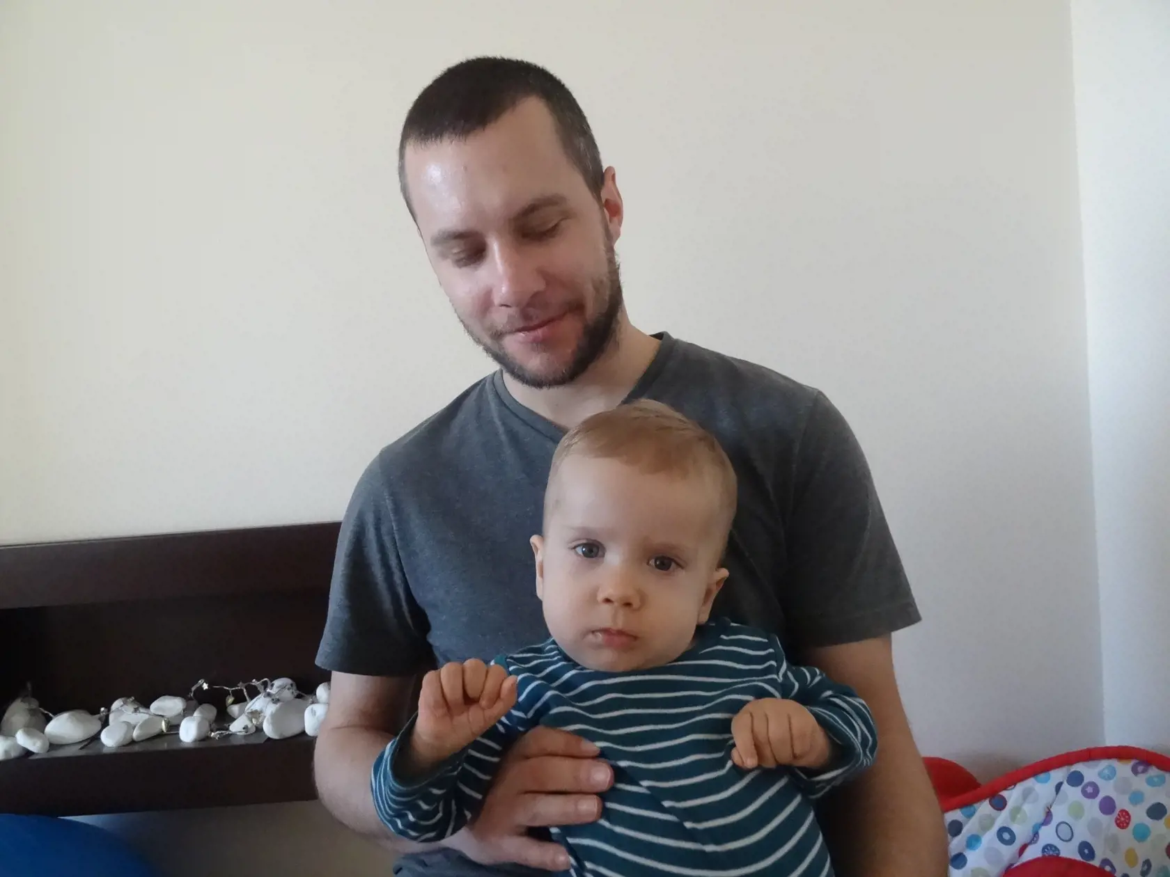 Otec s milovaným synčekom. Marek si želá len jedno, aby sa jeho syn postavil na nožičky a začal chodiť. Liek z Ameriky by túto jeho túžbu splnil.