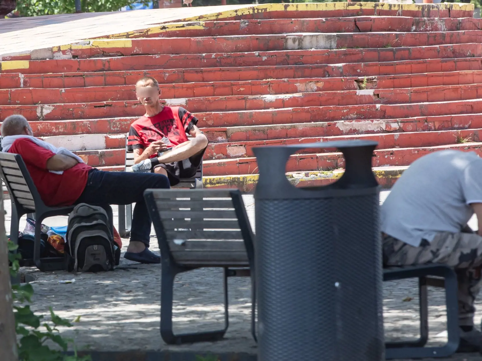 Na Trnavskom mýte posedávali ďalší ľudia bez domova, niektorí z nich však boli hluční aj agresívni voči nám, keď sme sa tam pohybovali s kamerou.