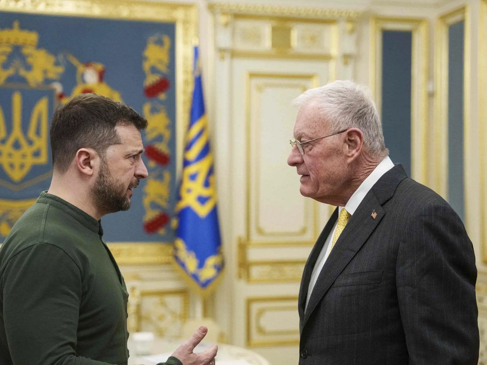 JB 20 Kyjev - Ukrajinský prezident Volodymyr Zelenskyj (vľavo) víta osobitného vyslanca prezidenta USA Donalda Trumpa pre Ukrajinu a Rusko Keitha Kellogga počas ich stretnutia v Kyjeve 20. februára 2025. FOTO TASR/AP
U.S. Special Envoy for Ukraine and Russia Keith Kellogg, right, and Ukraine's President Volodymyr Zelenskyy talk during their meeting in Kyiv, Ukraine, Feb. 20, 2025. (AP Photo/Evgeniy Maloletka)