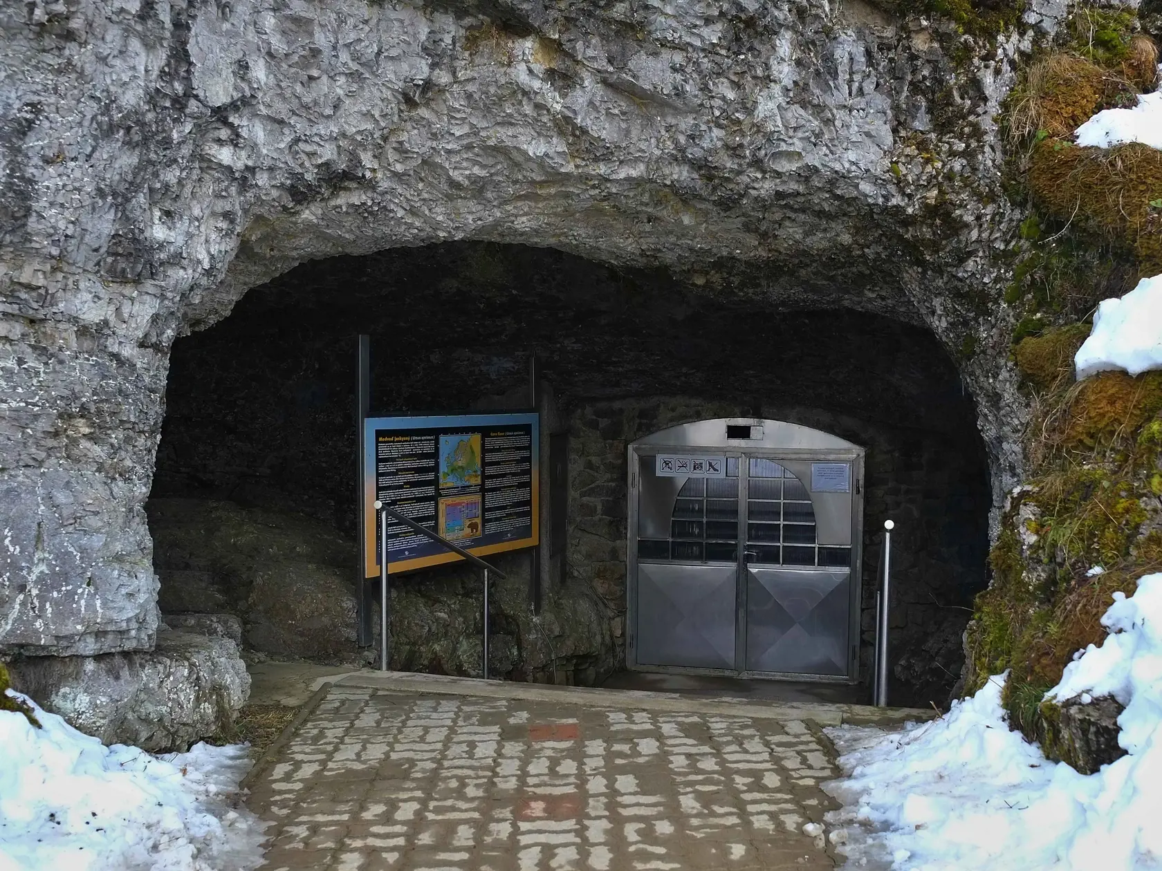 Važecká jaskyňa sa nachádza sa v doline Bieleho Váhu na severnom okraji Nízkych Tatier v pohorí Kozie chrbty, pri obci Važec, vo výške 784 m n. m.
