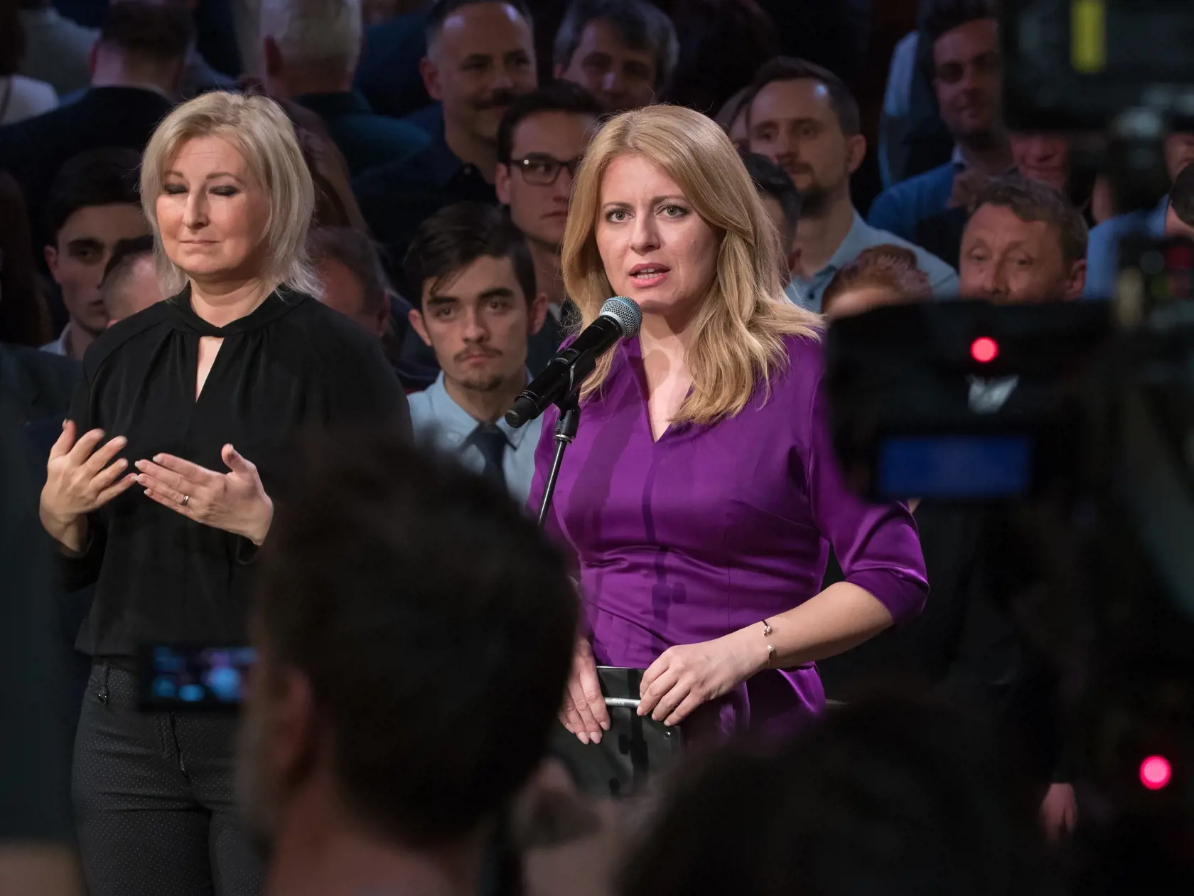 Kandidátka na post prezidenta Slovenskej republiky Zuzana Čaputová, prichádza počas druhého kola do svojej volebnej centrály v bratislavskej Starej tržnici po ohlásení predbežných výsledkov, aby v kruhu priateľov a médii oslávila svoje víťazstvo.
