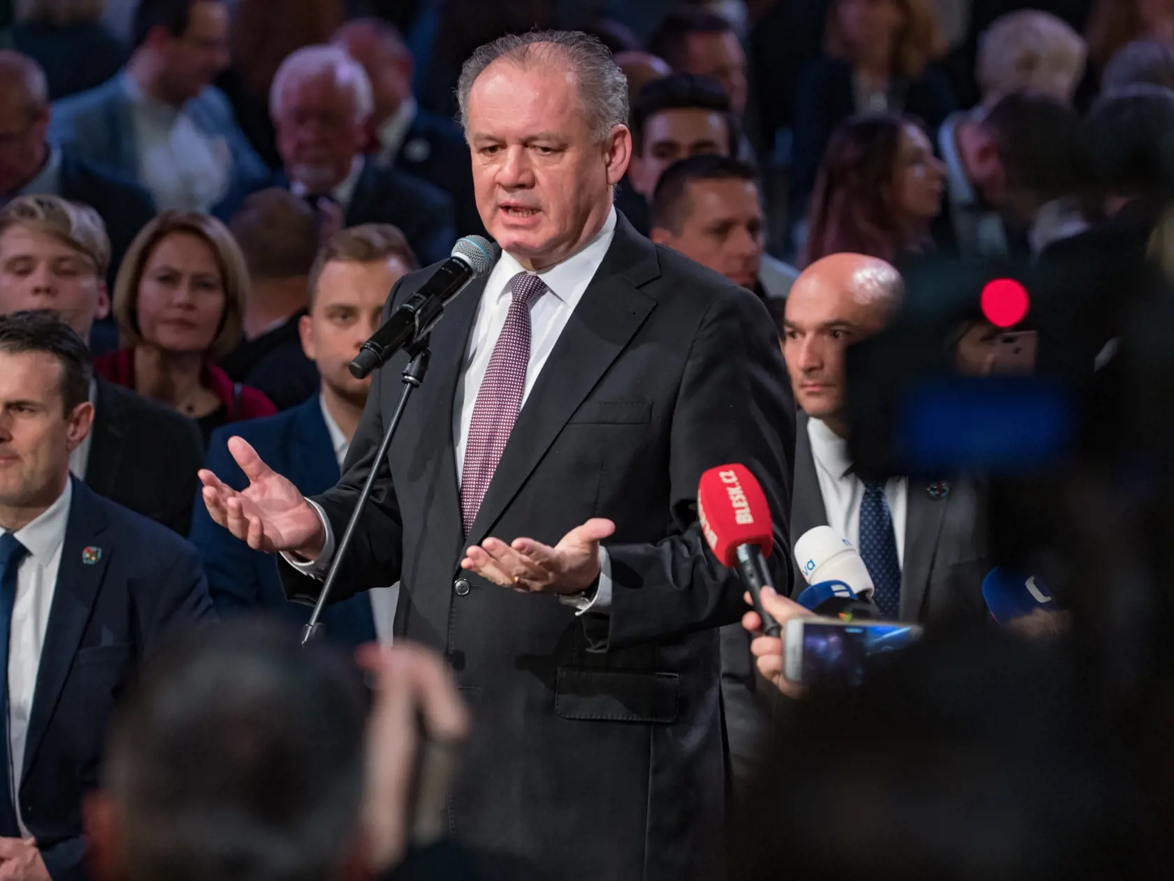 Kandidátka na post prezidenta Slovenskej republiky Zuzana Čaputová, prichádza počas druhého kola do svojej volebnej centrály v bratislavskej Starej tržnici po ohlásení predbežných výsledkov, aby v kruhu priateľov a médii oslávila svoje víťazstvo. Zablahoželať prišiel aj súčasný prezident Andrej Kiska.