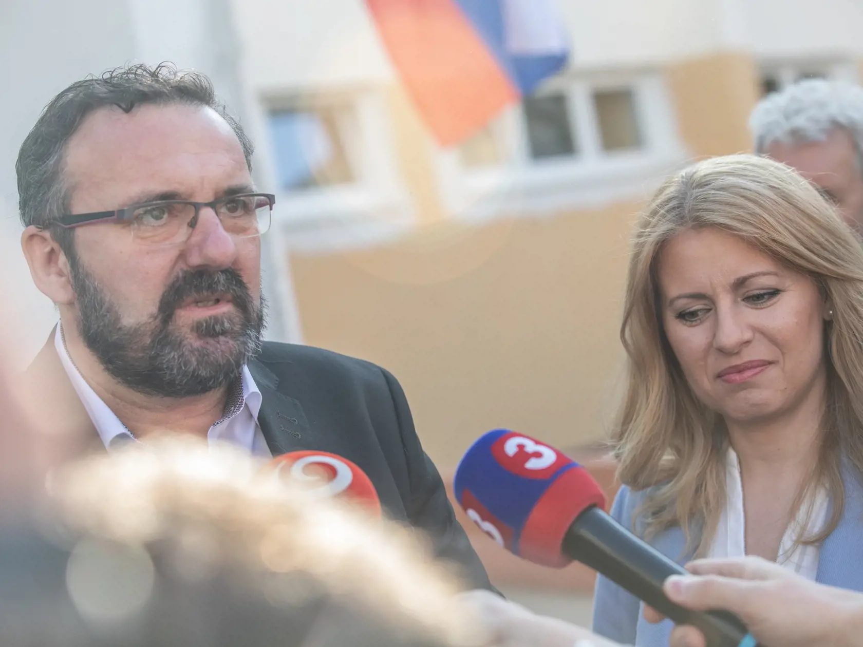 Zuzana Čaputová volila v Pezinku vo svojom volebnom obvode so svojimi dvoma dceramy Leou a Emmou a partnerom Petrom Konečním.
