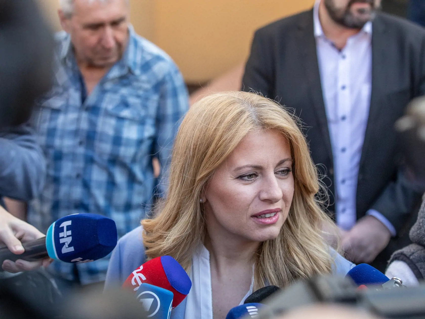 Zuzana Čaputová volila v Pezinku vo svojom volebnom obvode so svojimi dvoma dceramy Leou a Emmou a partnerom Petrom Konečním.