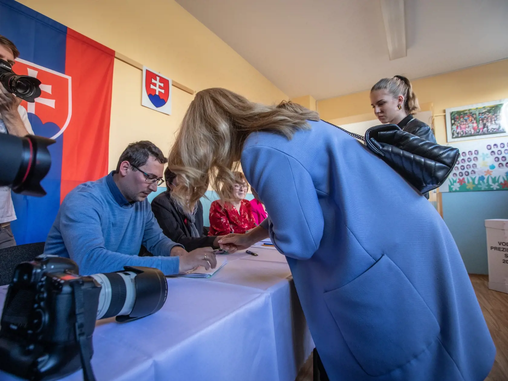 Zuzana Čaputová volila v Pezinku vo svojom volebnom obvode so svojimi dvoma dceramy Leou a Emmou a partnerom Petrom Konečním.