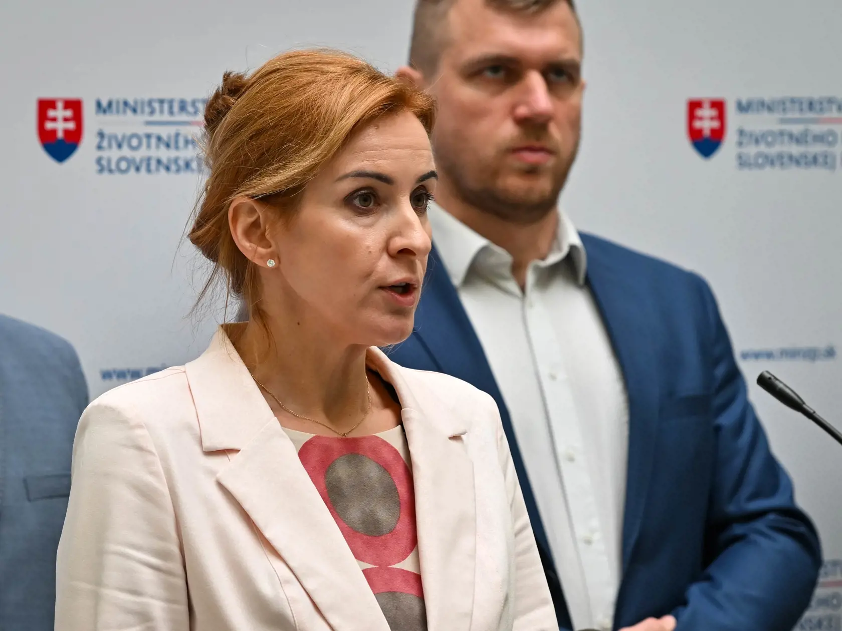 Na snímke zľava generálna riaditeľka sekcie ochrany prírody a biodiverzity na Ministerstve životného prostredia (MŽP) SR Vladimíra Fabriciusová a štátny tajomník Ministerstva životného prostredia (MŽP) SR Filip Kuffa počas tlačovej konferencie ministerstva životného prostredia na tému Krízový manažment medveďov v Bratislave v utorok 23. januára 2024. FOTO TASR - Pavol Zachar