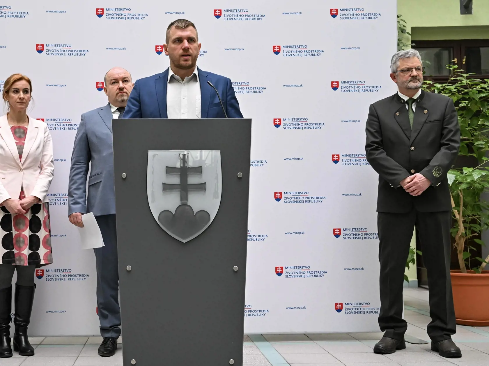 Na snímke sprava viceprezident Slovenskej poľovníckej komory (SPK) Alojz Kaššák, štátny tajomník Ministerstva životného prostredia SR Filip Kuffa, predseda Výboru NR SR pre pôdohospodárstvo a životné prostredie Rudolf Huliak (SNS) a  generálna riaditeľka sekcie ochrany prírody a biodiverzity na Ministerstve životného prostredia (MŽP) SR Vladimíra Fabriciusová počas tlačovej konferencie ministerstva životného prostredia na tému Krízový manažment medveďov v Bratislave v utorok 23. januára 2024. FO