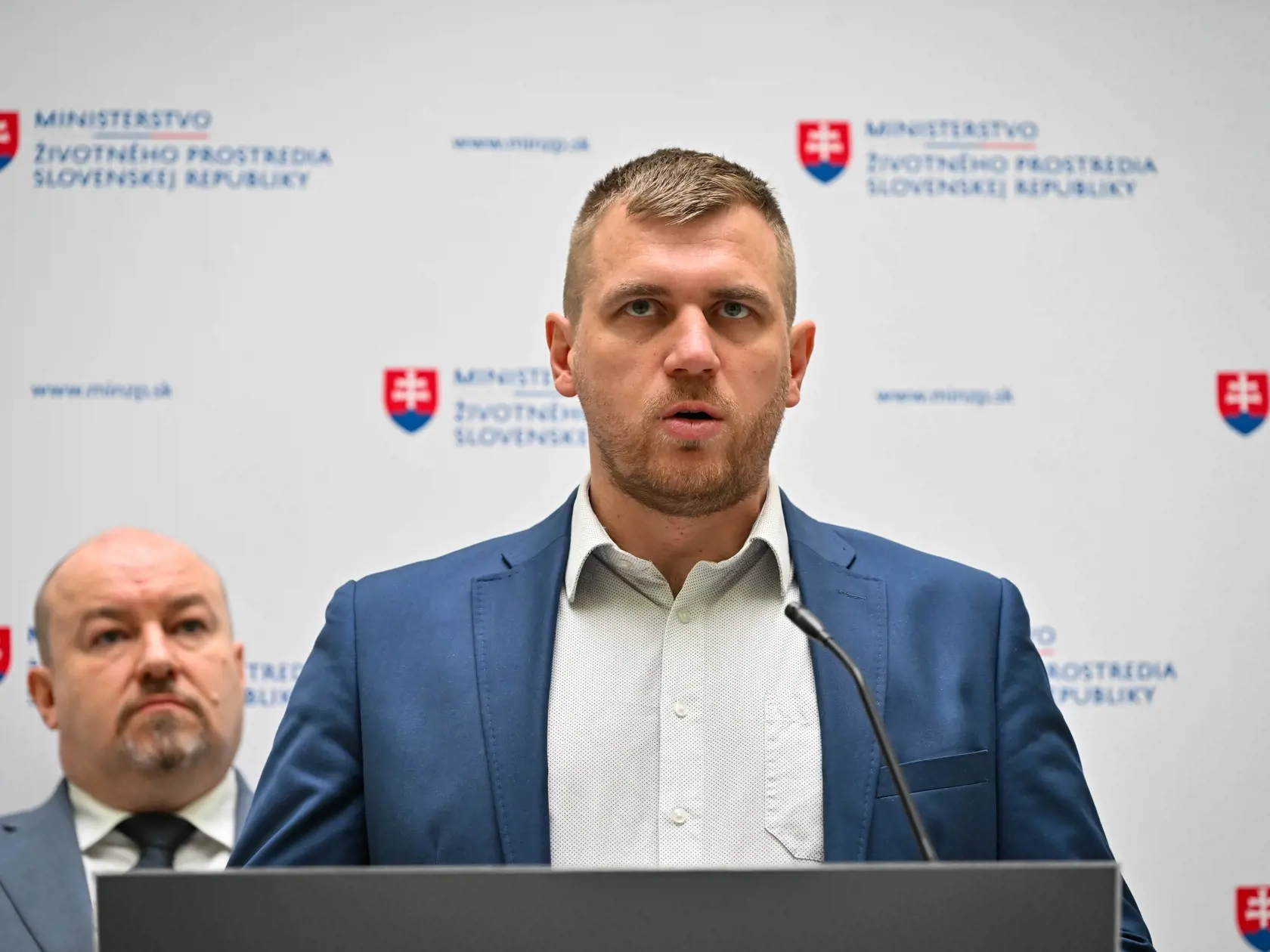 Na snímke zľava predseda Výboru NR SR pre pôdohospodárstvo a životné prostredie Rudolf Huliak (SNS) a štátny tajomník Ministerstva životného prostredia SR Filip Kuffa počas tlačovej konferencie ministerstva životného prostredia na tému Krízový manažment medveďov v Bratislave v utorok 23. januára 2024. FOTO TASR - Pavol Zachar
