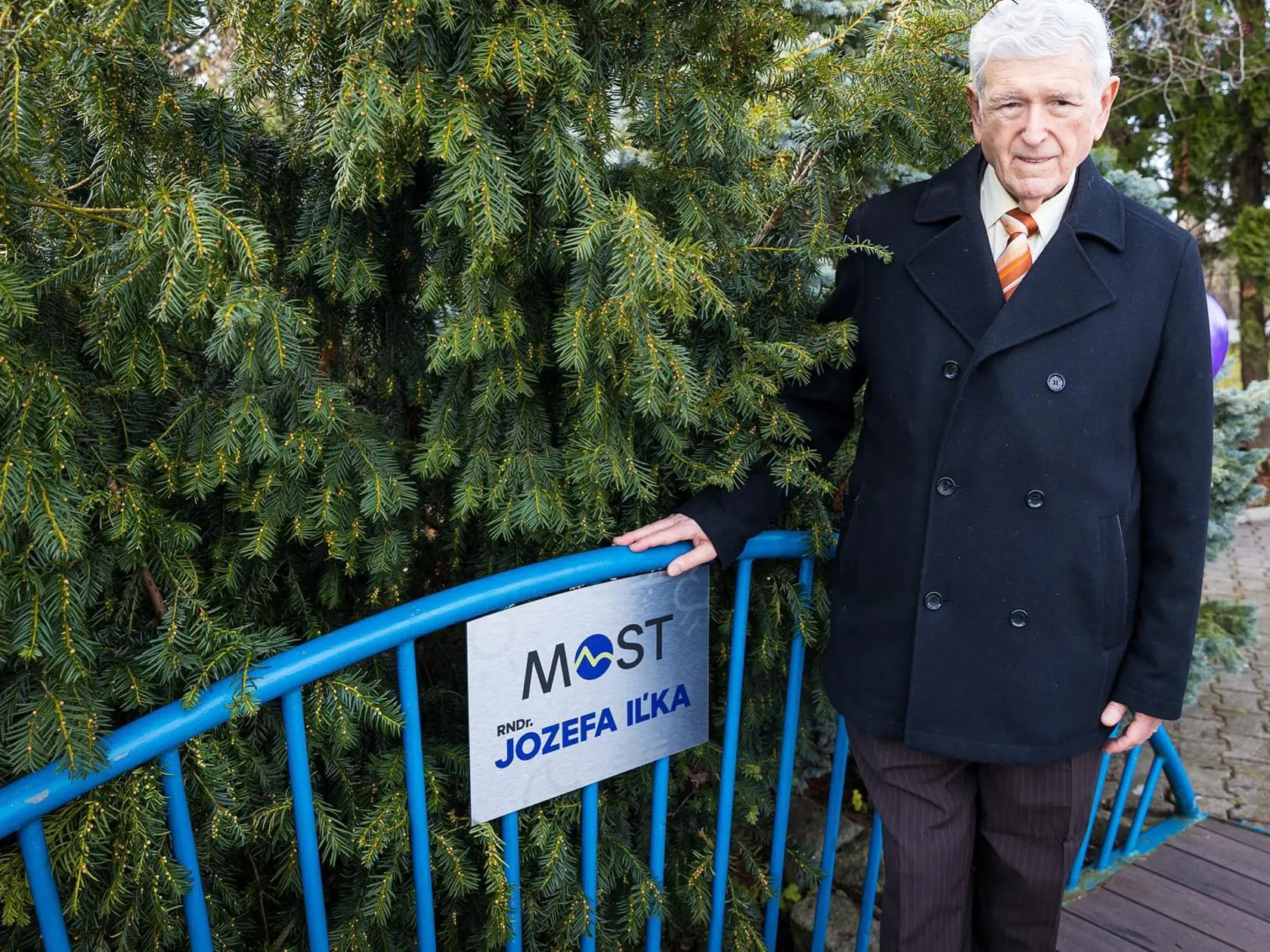 Narodeninová oslava meteorológa priamo v Markíze. Televízia po ňom pomenovala most cez jazierko pred budovou.