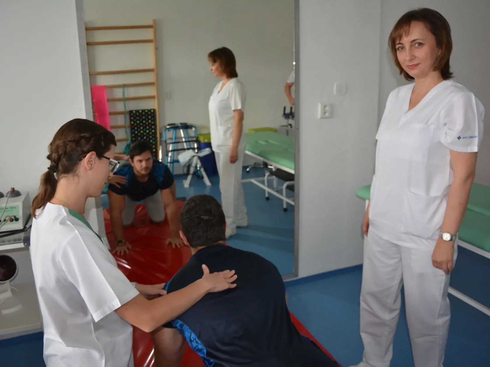 Primárka Anna Mihalkaninová (43) sleduje prácu svojich kolegov.