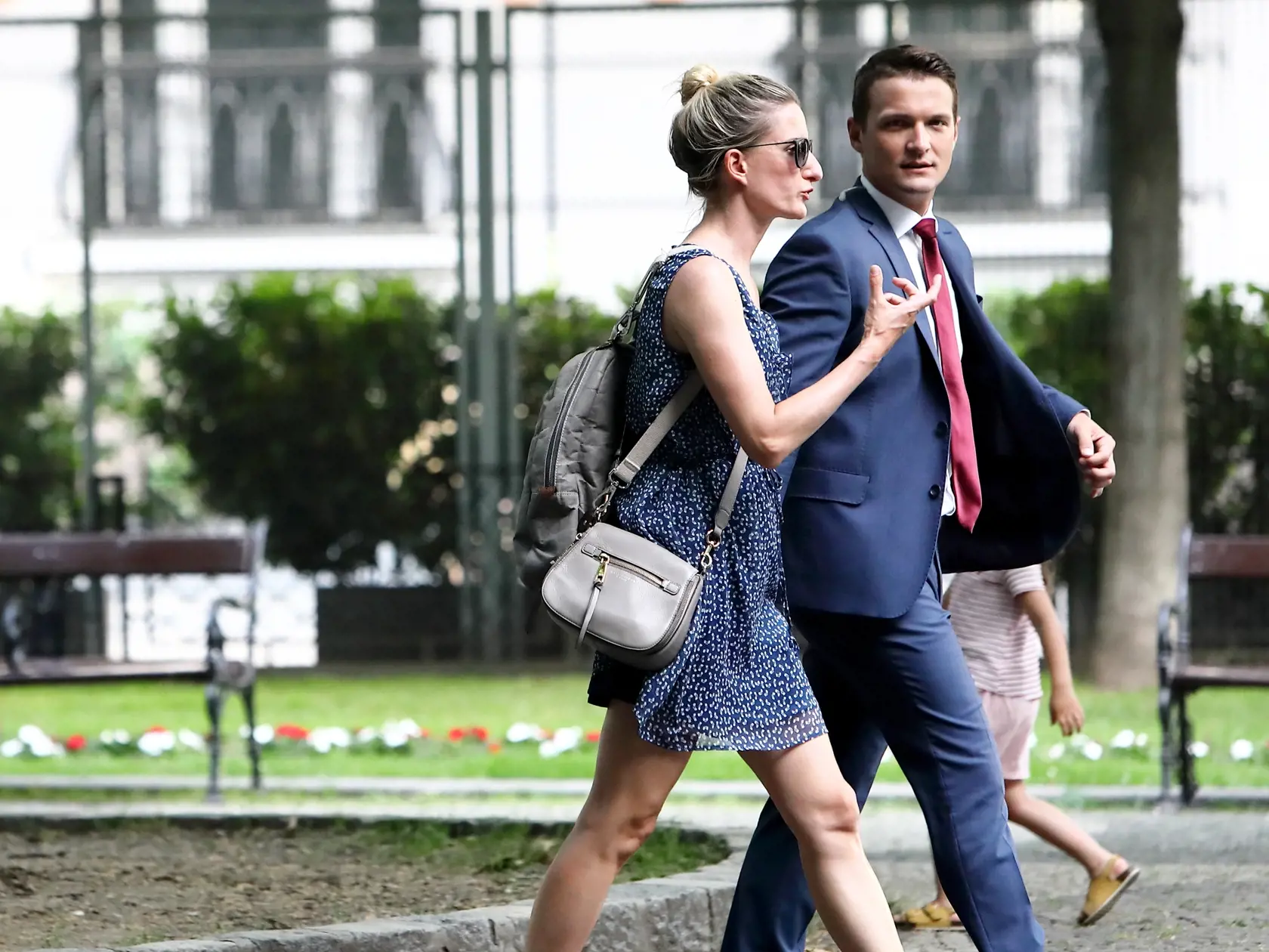 Na snímke Adela a Viktor Vincze ako idú spolu po Hviezdoslavovom námestí do reštaurácie Rio. 