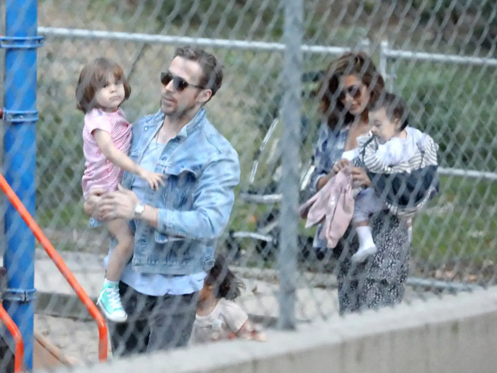 Ryan Gosling a Eva Mendes vzali svoje dve dcéry, Esmeraldu a Amadu, do parku.