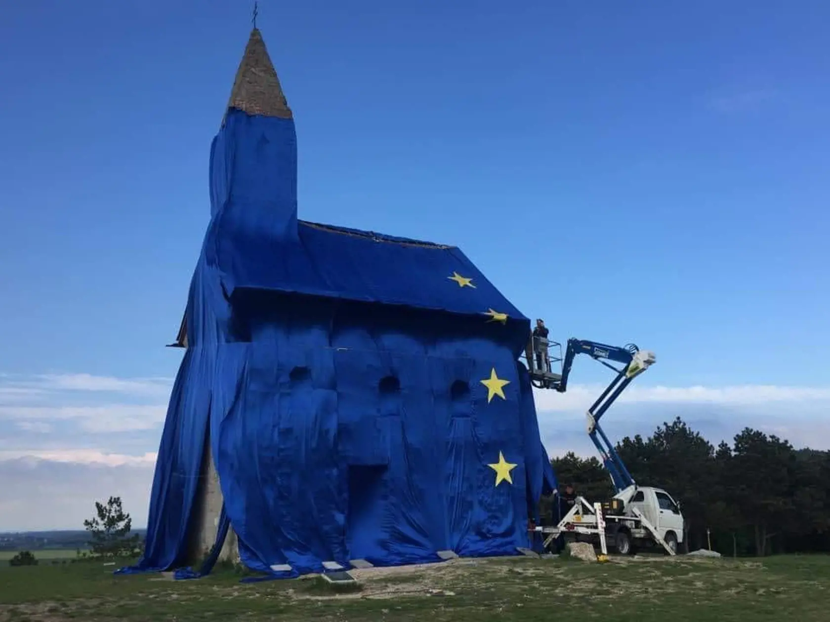 Modrý kostolík pred eurovoľbami