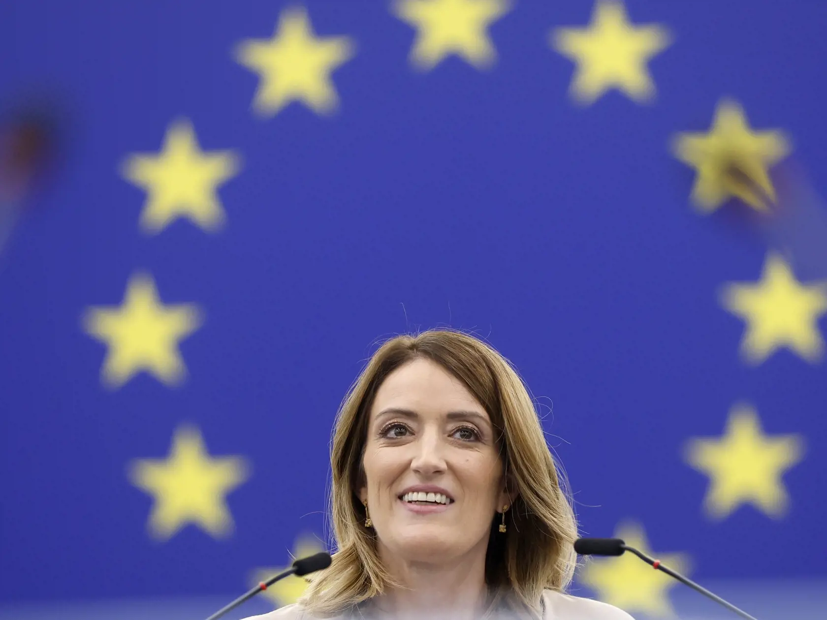 Znovuzvolená predsedníčka Európskeho parlamentu Roberta Metsola dostáva mesačne približne 25 700 EUR, čo predstavuje ročný plat približne 308 400 EUR.