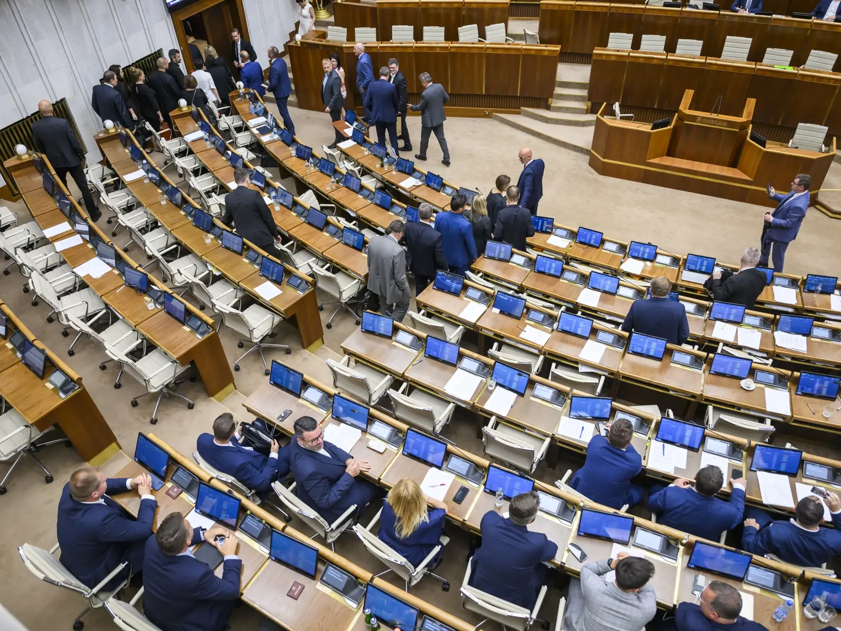 Na snímke opoziční poslanci odchádzajú z pléna Národnej rady (NR) SR pred hlasovaním o zákone o STVR počas 15. schôdze parlamentu v Bratislave vo štvrtok 20. júna 2024. Rozhlas a televízia Slovenska (RTVS) sa zmení na Slovenskú televíziu a rozhlas (STVR). Riaditeľa má voliť deväťčlenná rada so štyrmi nominantmi Ministerstva kultúry (MK) SR. Vyplýva to zo zákona o STVR, ktorý vo štvrtok schválili poslanci Národnej rady (NR) SR. Prijali k nemu aj viaceré pozmeňujúce návrhy od koaličných poslancov.