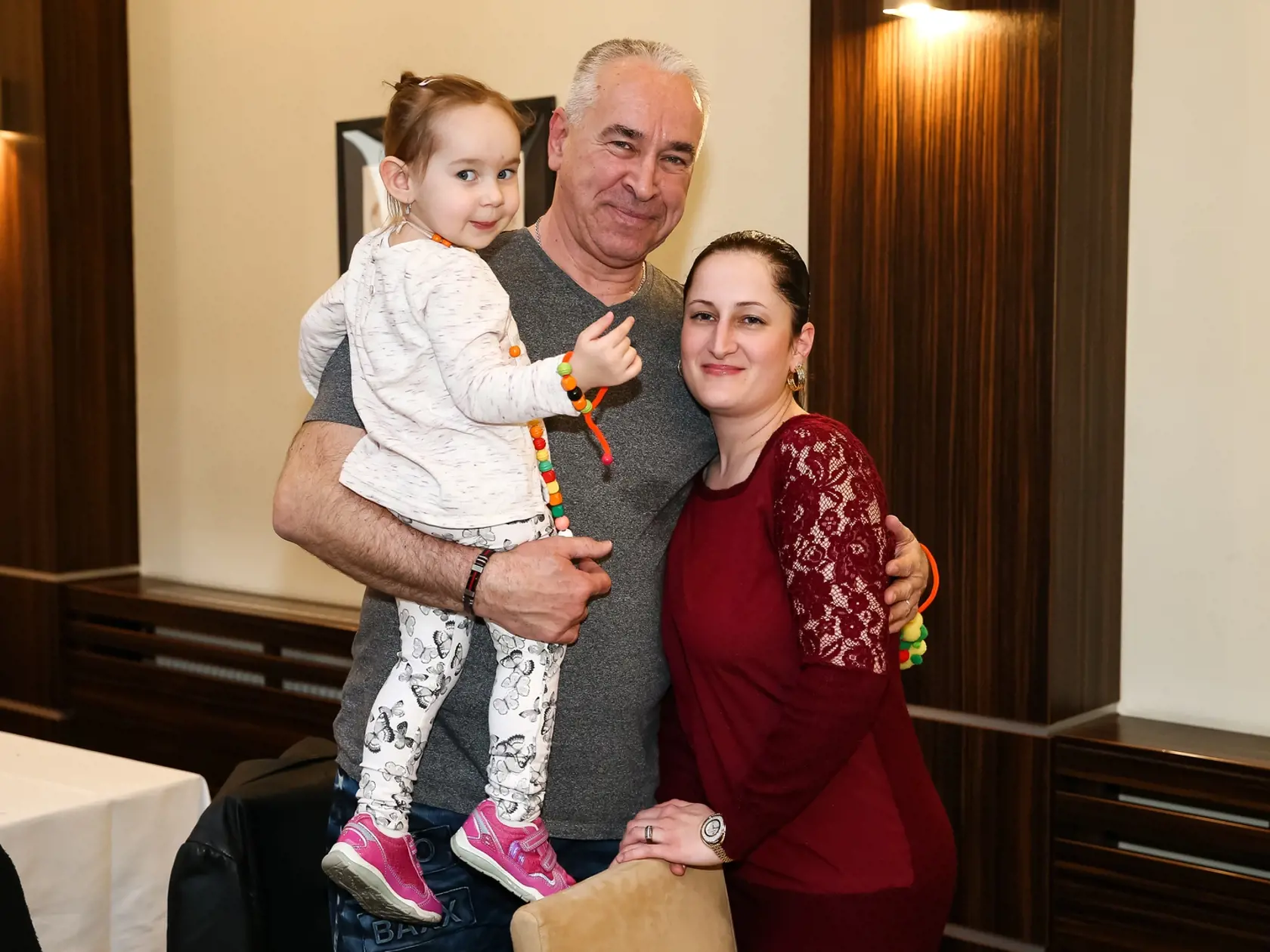 Marián Greksa po boku svojej rodinky priam žiari. S manželkou Alenou a dcérou Mariankou.