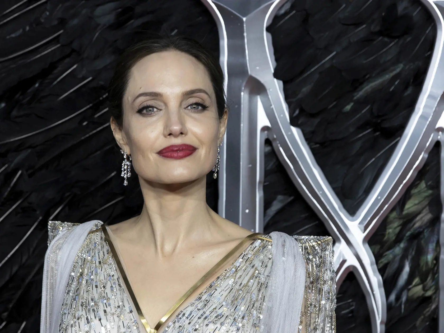 Na snímke americká herečka Angelina Jolieová prichádza na európsku premiéru filmu Vládkyňa zla 2 (Maleficent Mistress of Evil) v Londýne 9. októbra 2019. FOTO TASR/AP