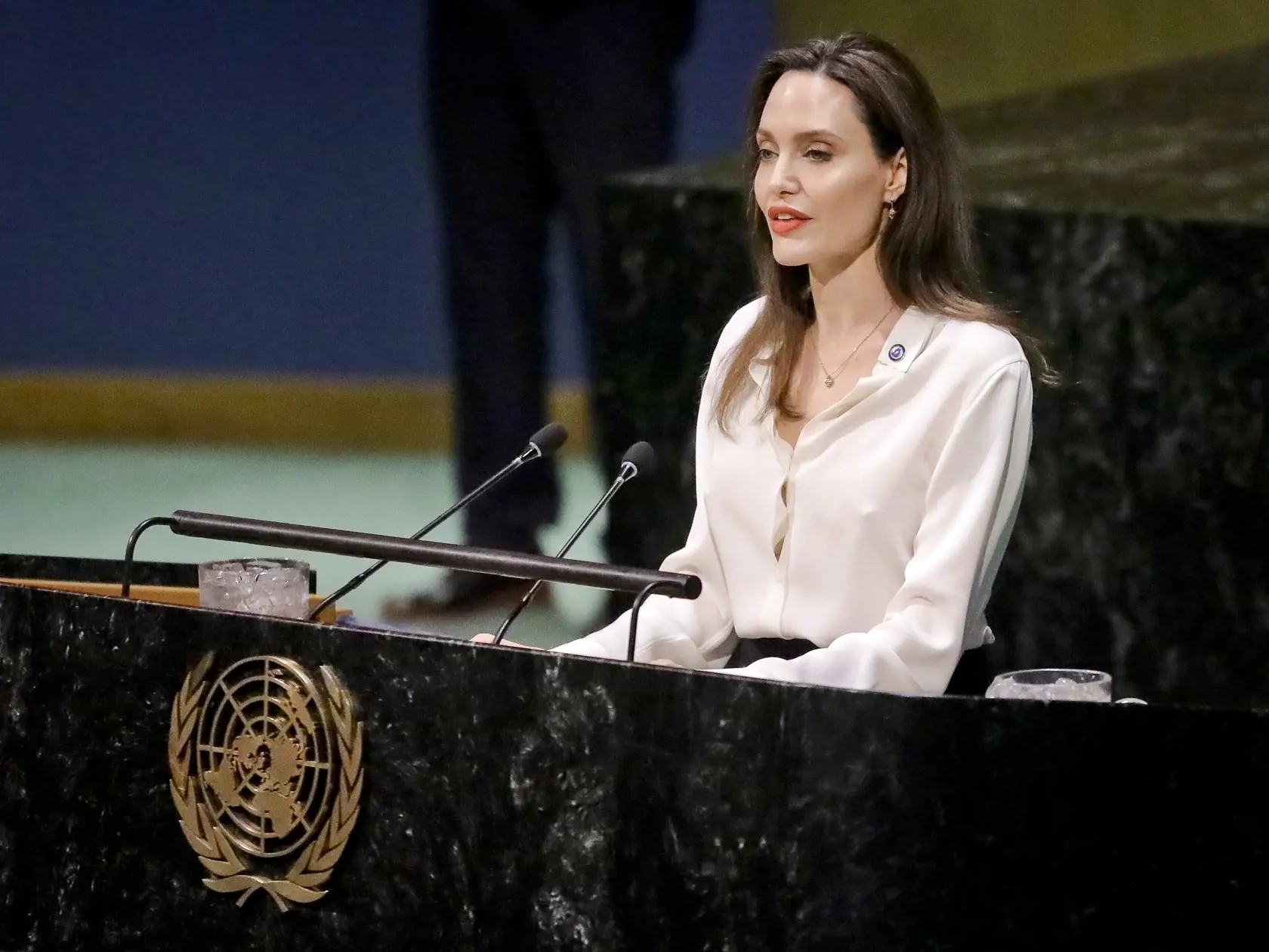 Na archívnej snímke z 29. marca 2019 osobitná vyslankyňa Úradu vysokého komisára OSN pre utečencov (UNHCR) Angelina Jolieová hovorí v sídle OSN v New Yorku. Americká herečka Angelina Jolieová sa po 21 rokoch vzdáva funkcie vyslankyne dobrej vôle Úradu vysokého komisára OSN pre utečencov (UNHCR). FOTO TASR/AP