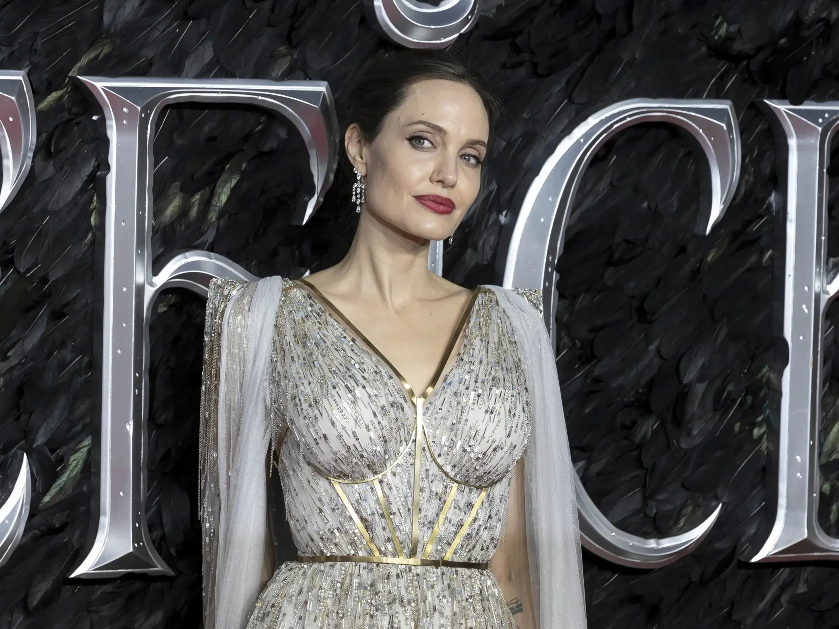Na snímke americká herečka Angelina Jolieová prichádza na európsku premiéru filmu Vládkyňa zla 2 (Maleficent Mistress of Evil) v Londýne 9. októbra 2019. FOTO TASR/AP